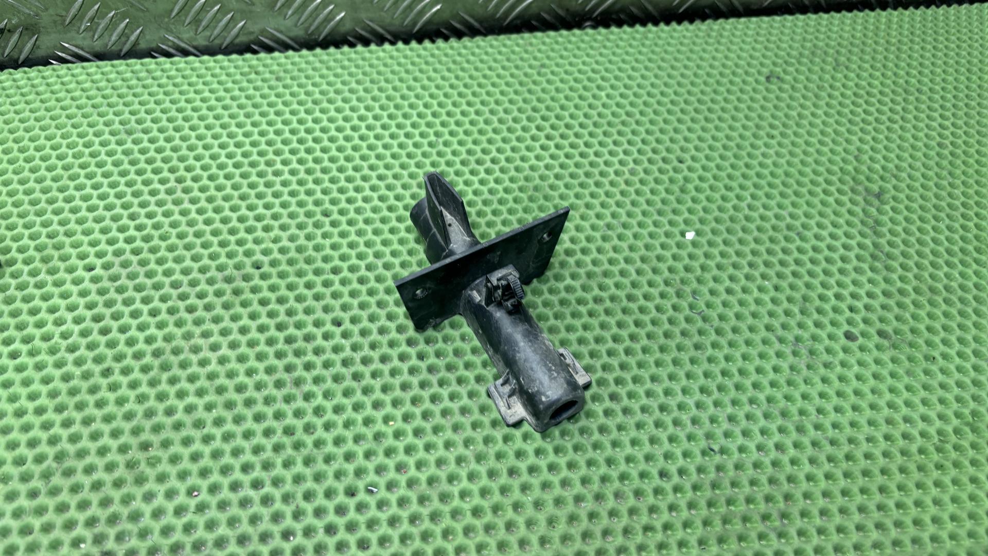 Накладка скобы замка заднего стекла 46627675420