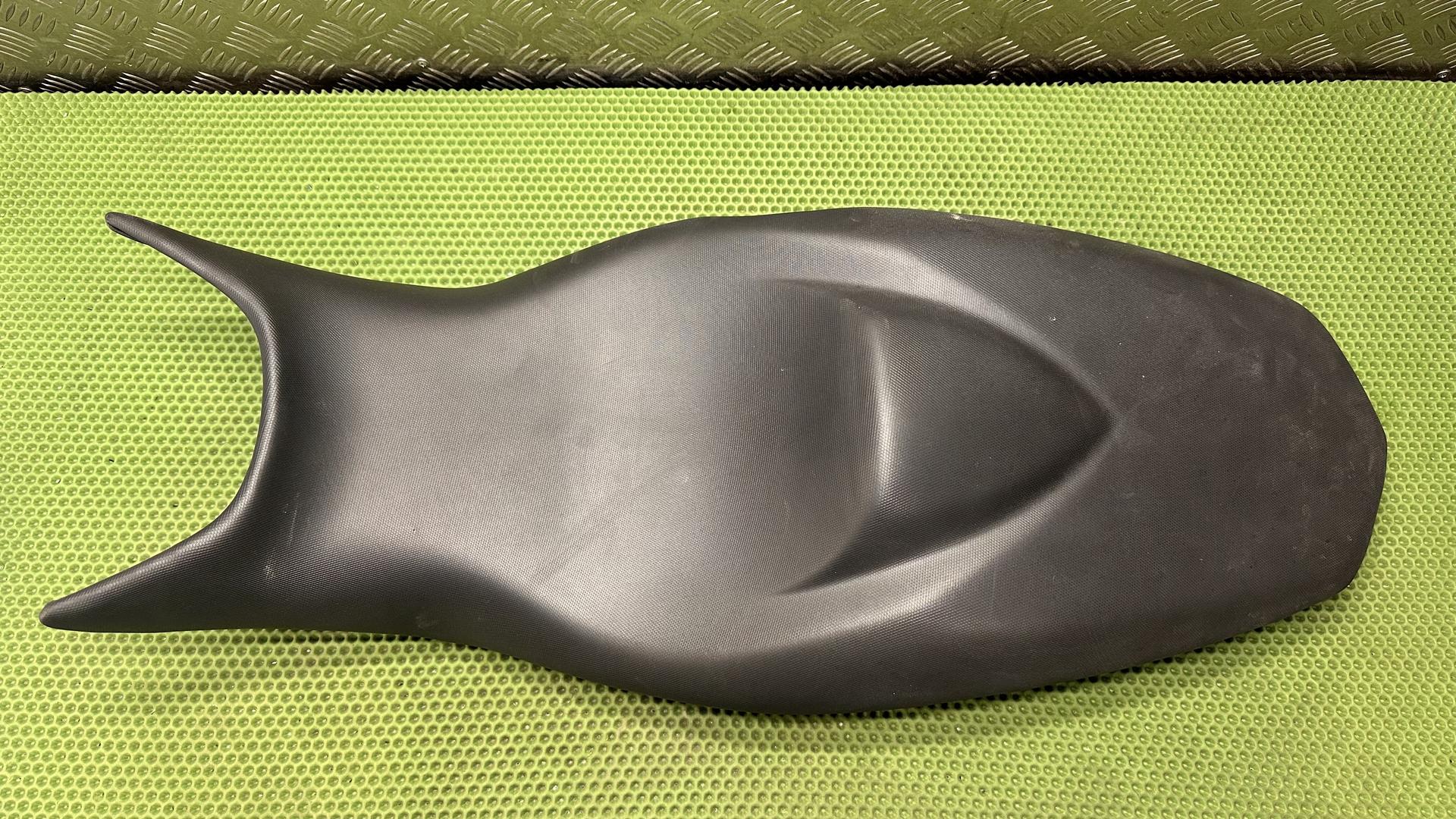 Сиденье черн. 52538554098