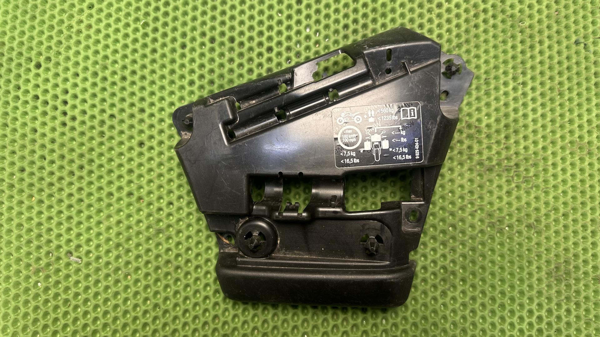 Держатель боковой крышки справа R18 K34 46639480688