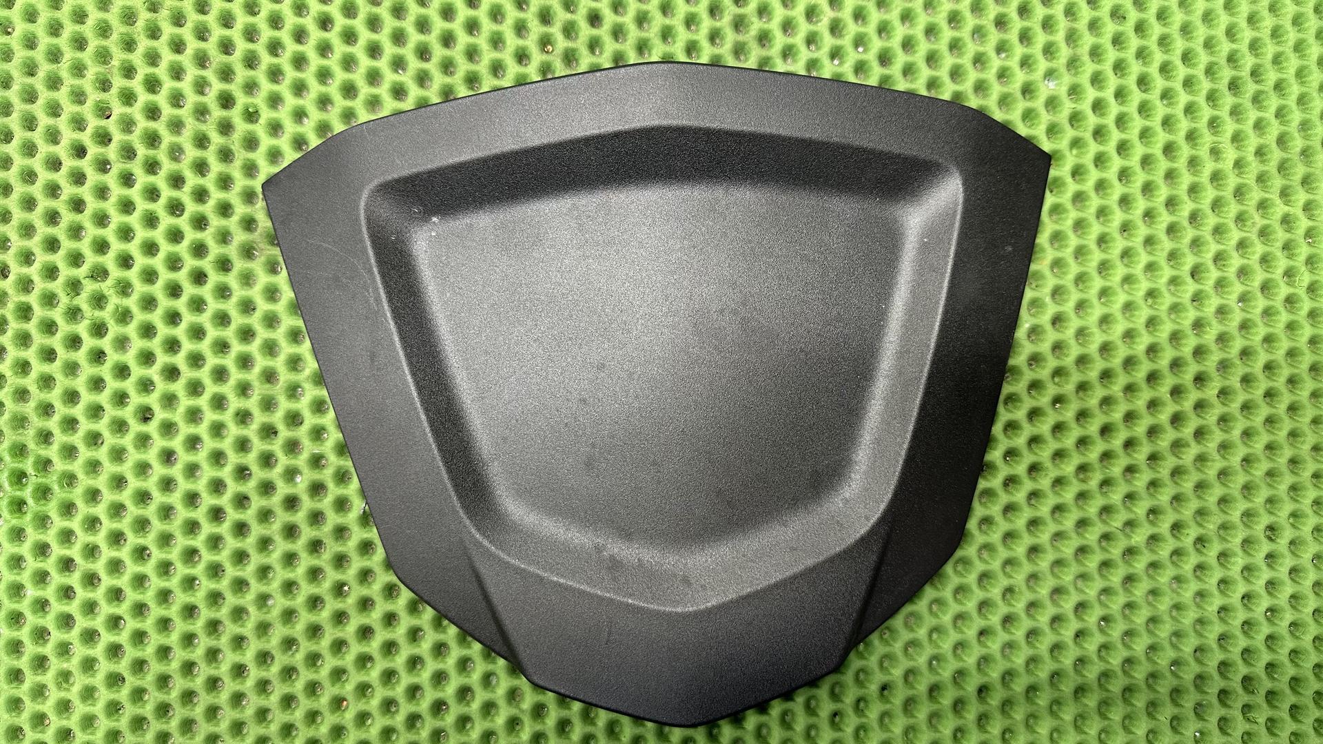 Накладка отсека для мобильного телефона K1600 рест. (с 2022 г.) 46631540840