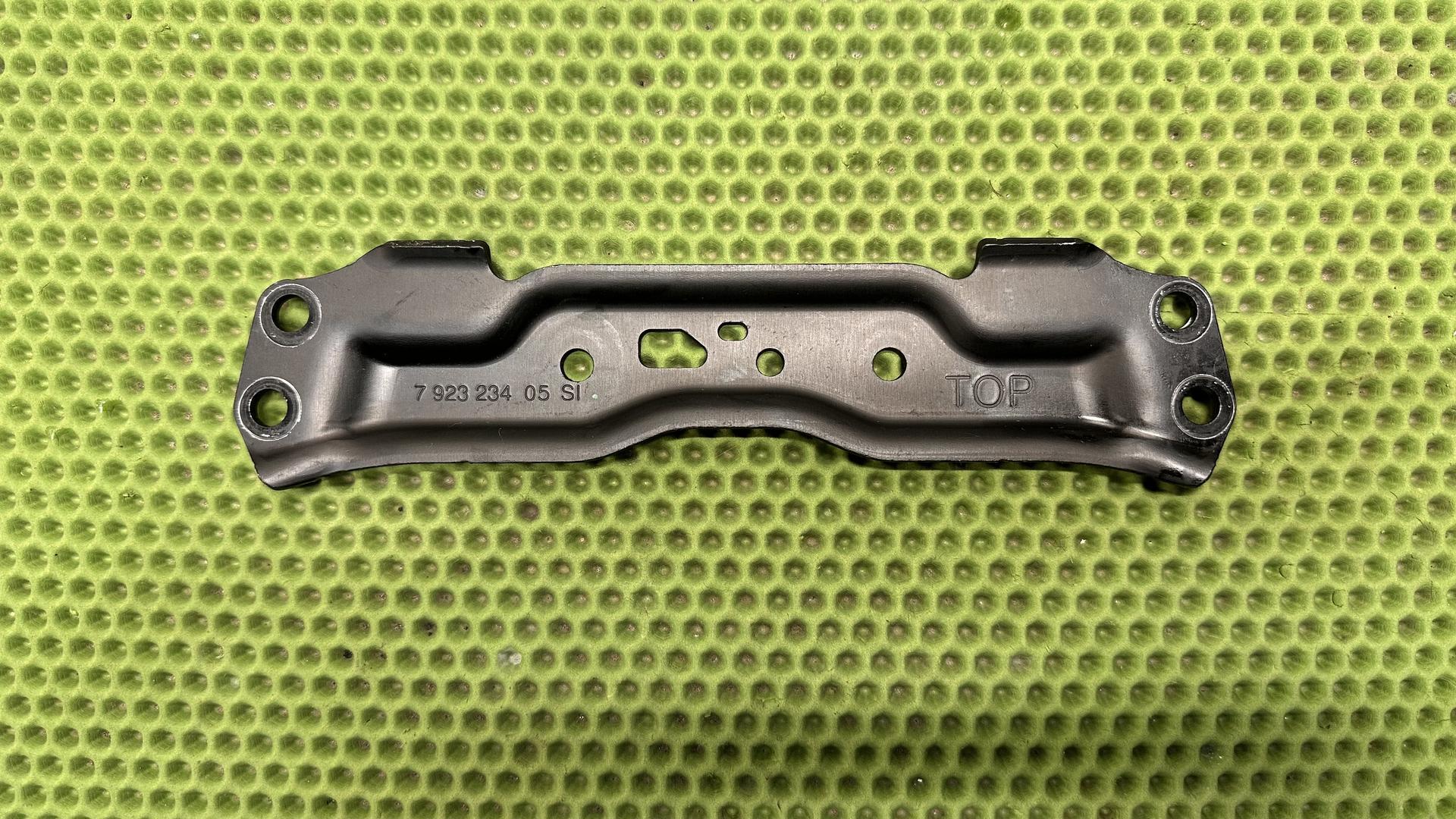 Перемычка подрамника задняя R1300GS/R/RS KA1/4/5 46517923234