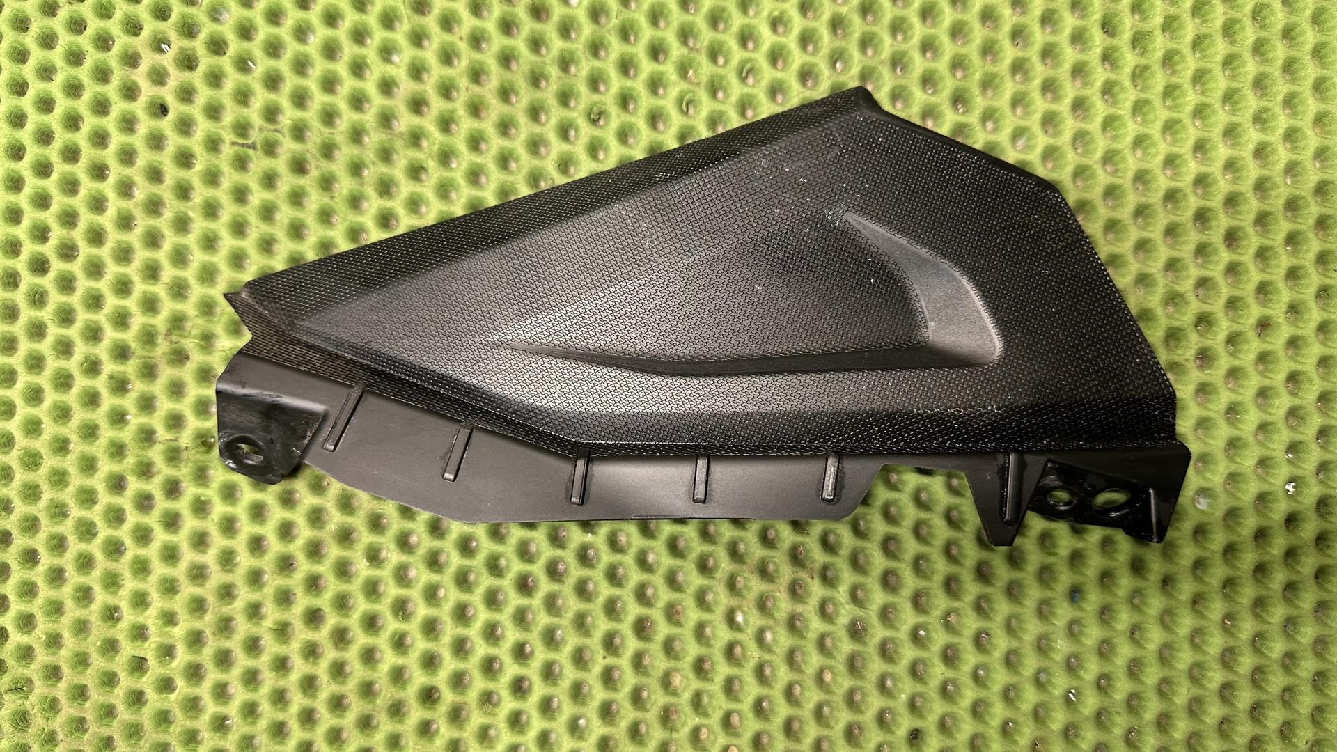 Боковая накладка левая F800R рест. (с 2015 г.) 46638546355