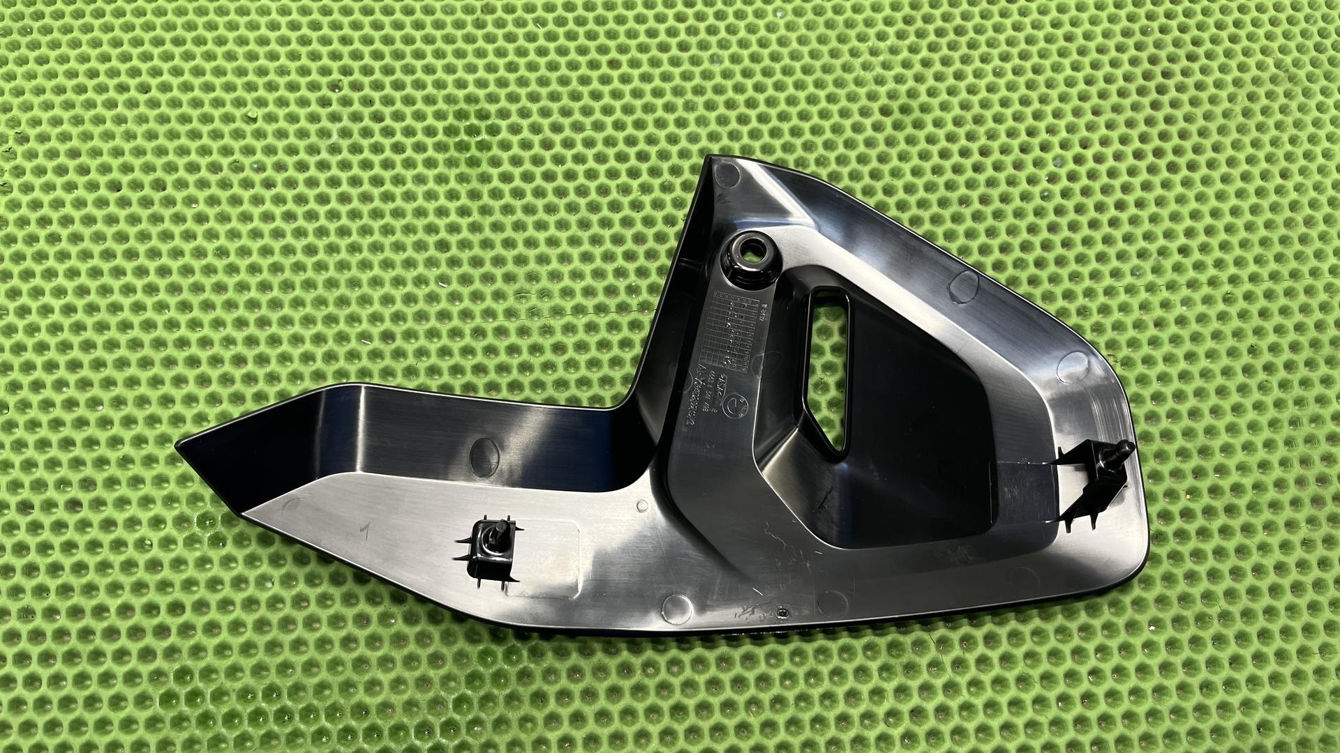 Накладка правая R1300GS/GSA/R/RS KA1-2/4-5 46631541498