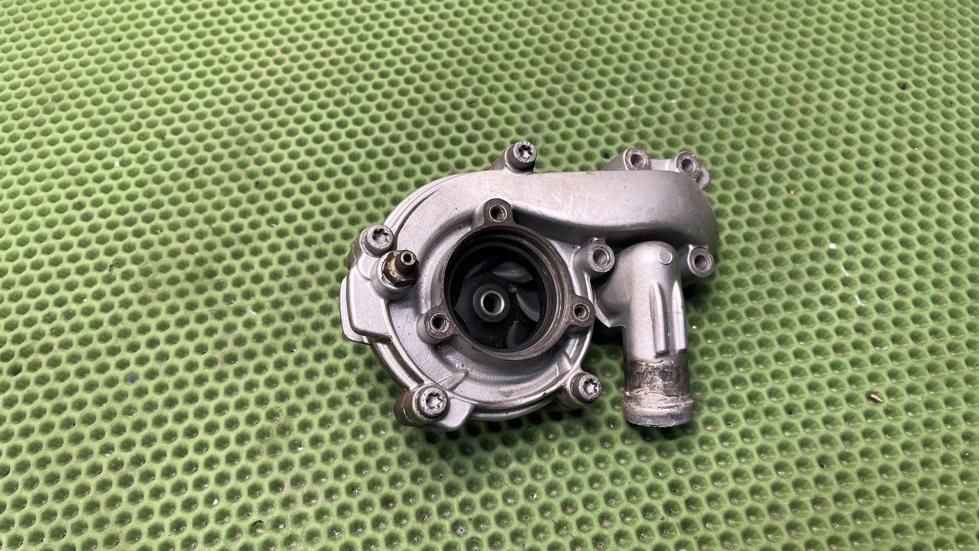 Насос охлаждающей жидкости 11517700861