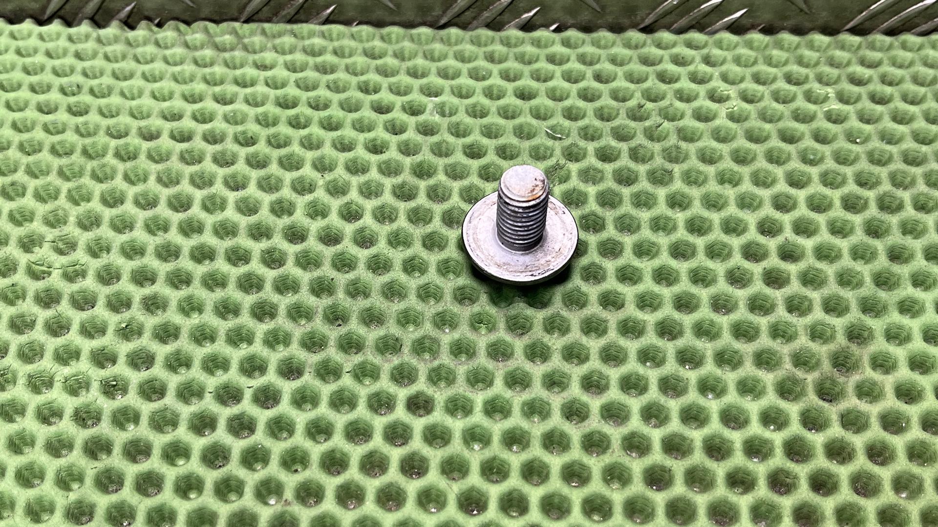 Болт передней оси M12X20 31428532722