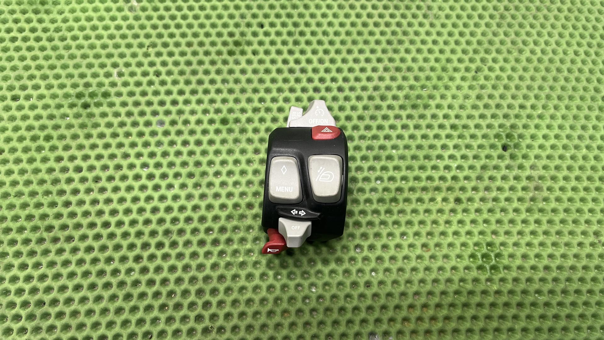 Комбинированный пульт левый (без пост. ближ. света) 61318533331