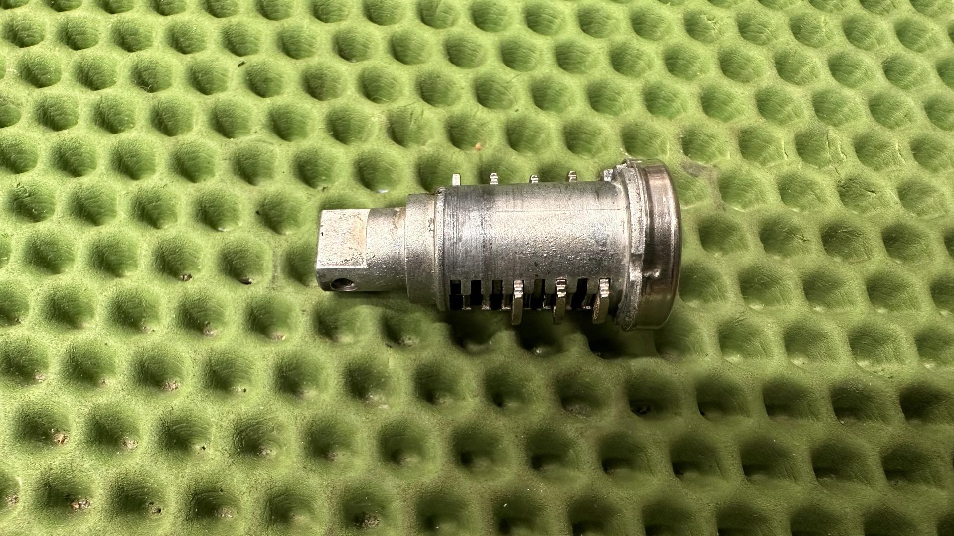 Личинка кофра / замка сидения 51257681200