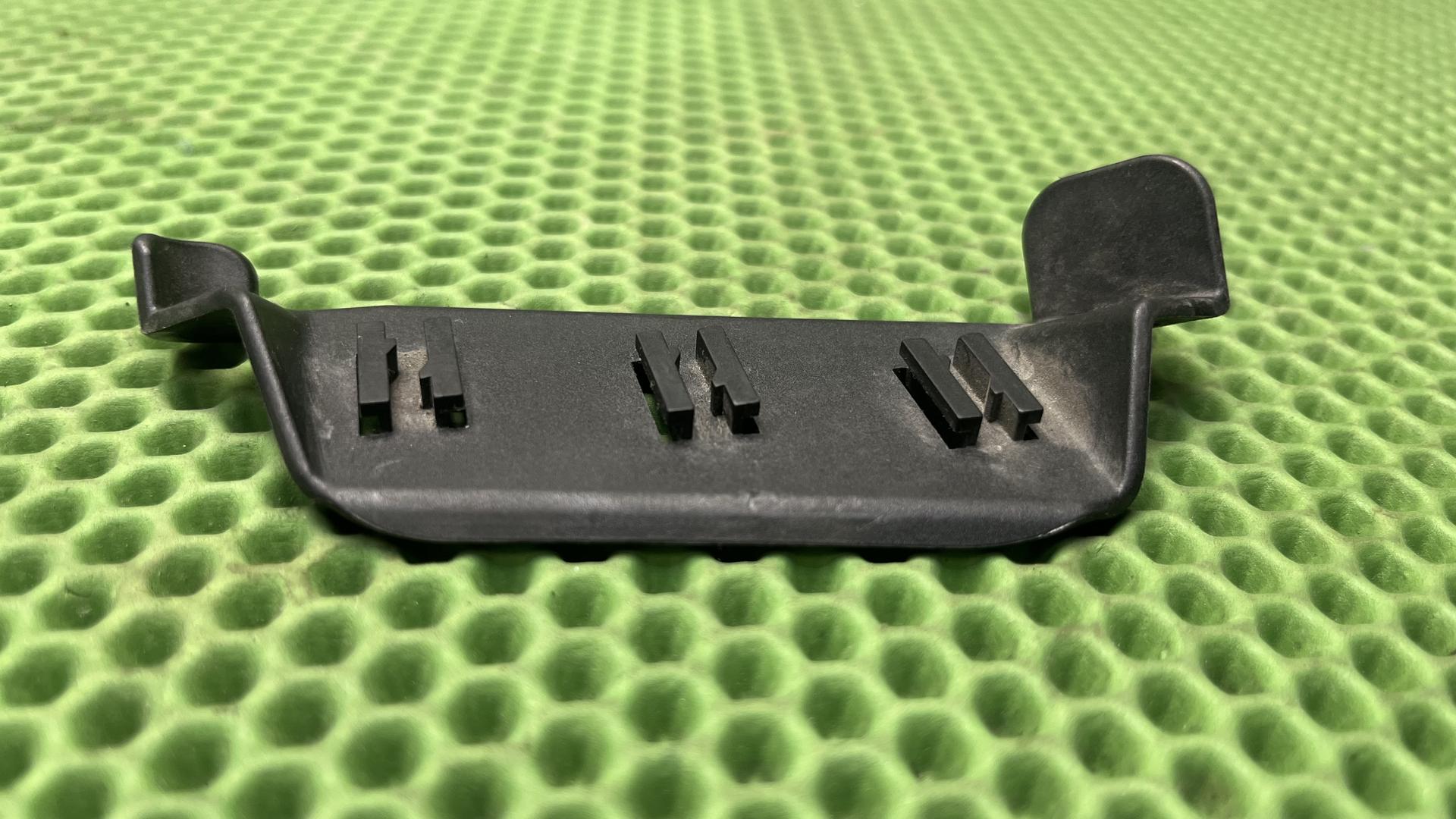 Кронштейн крепления разъемов 61137687106