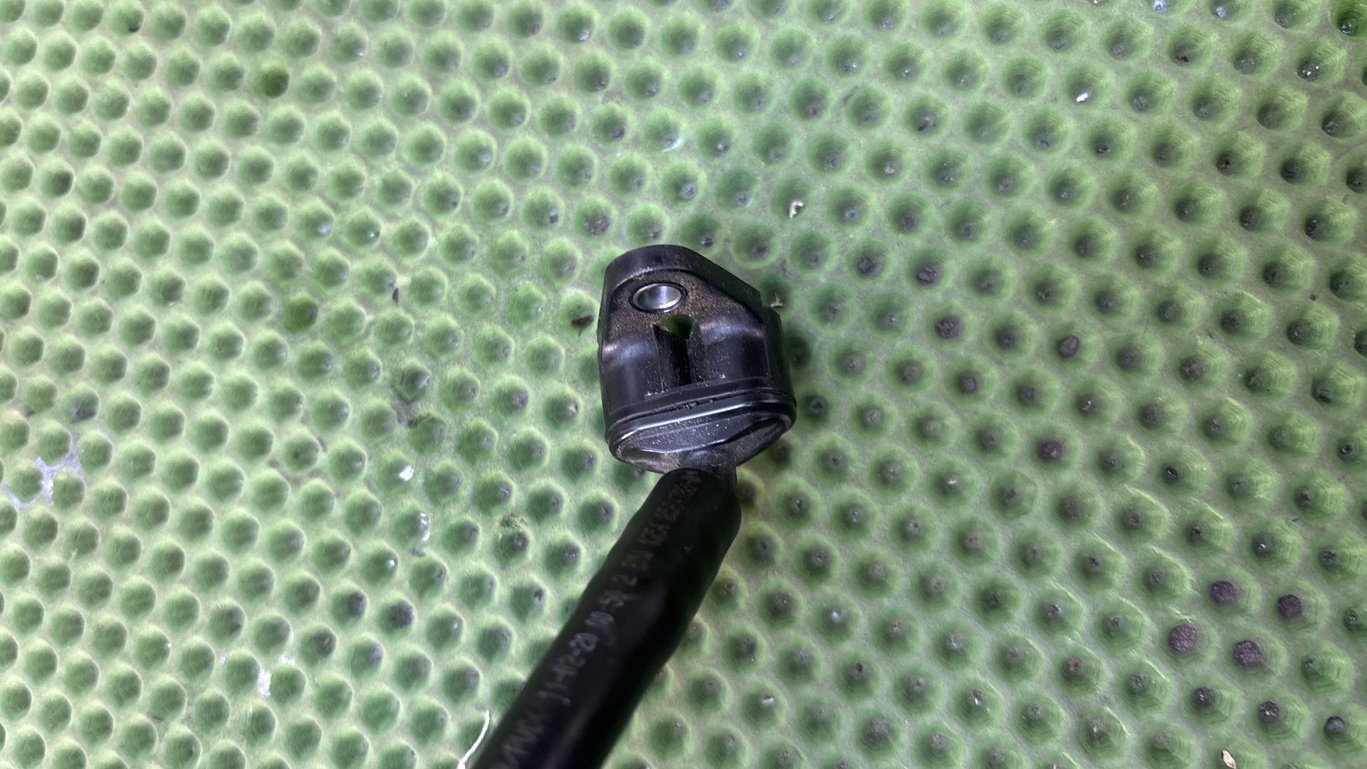 Байпасный распределитель справа 11008564782