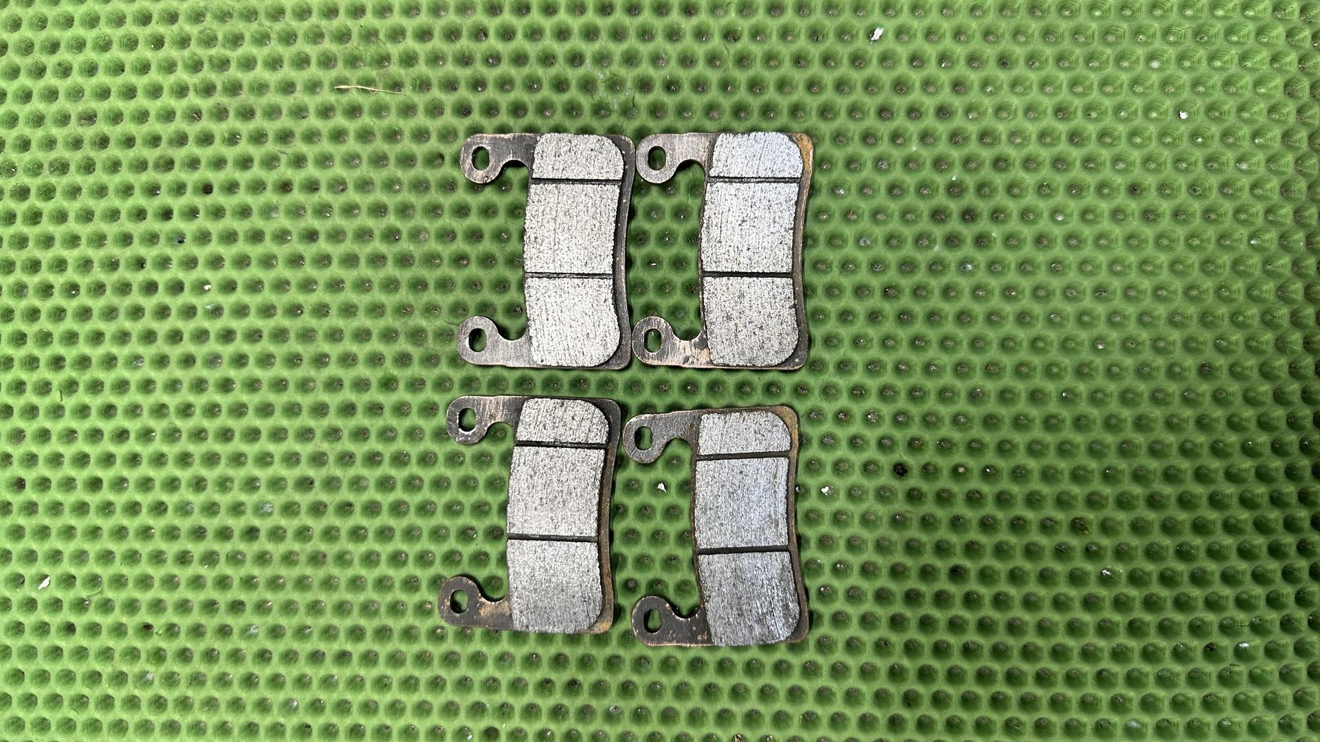 Комплект тормозных накладок впереди 34118405104