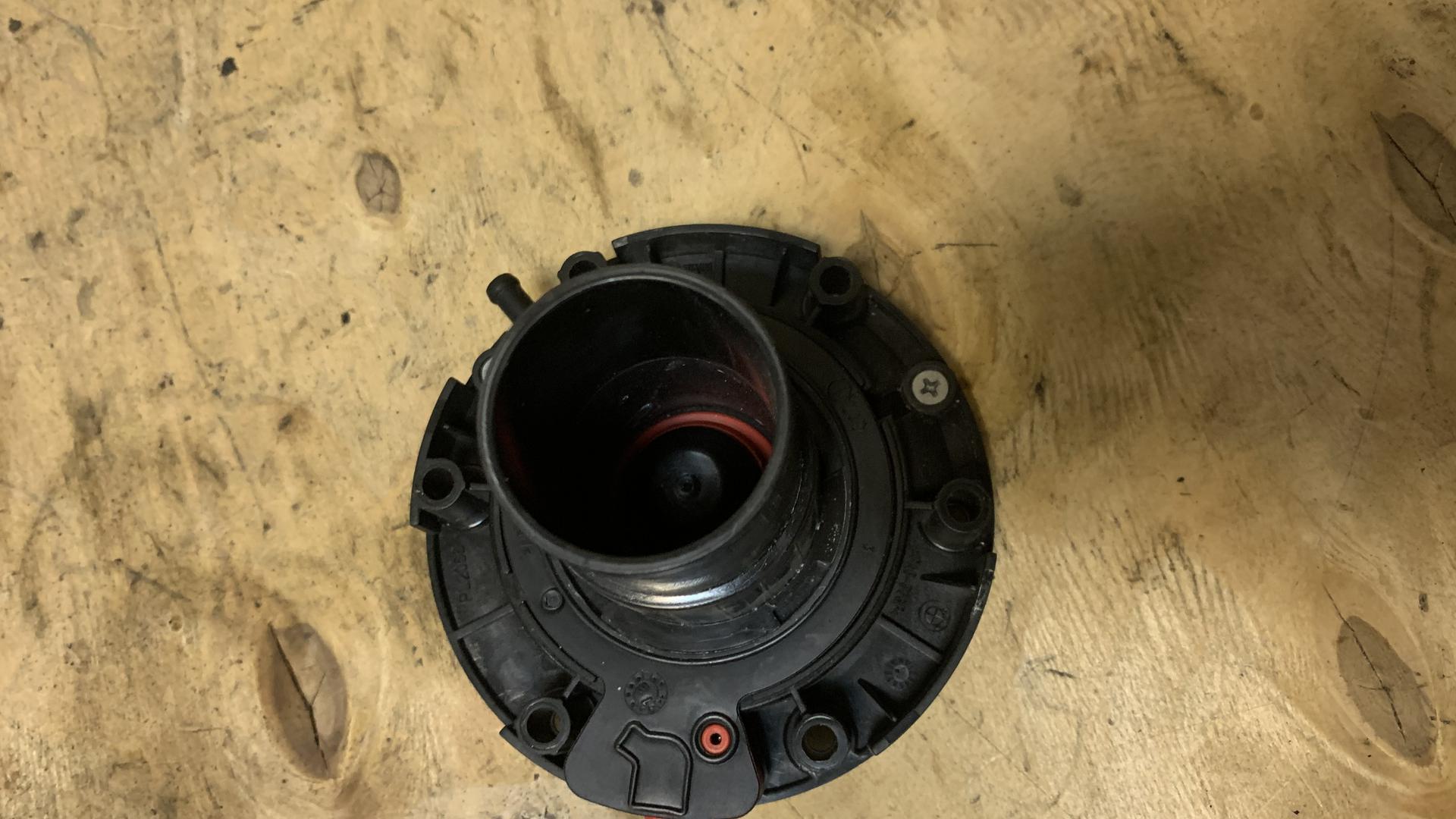 запорный механизм топливного бака 16118543951