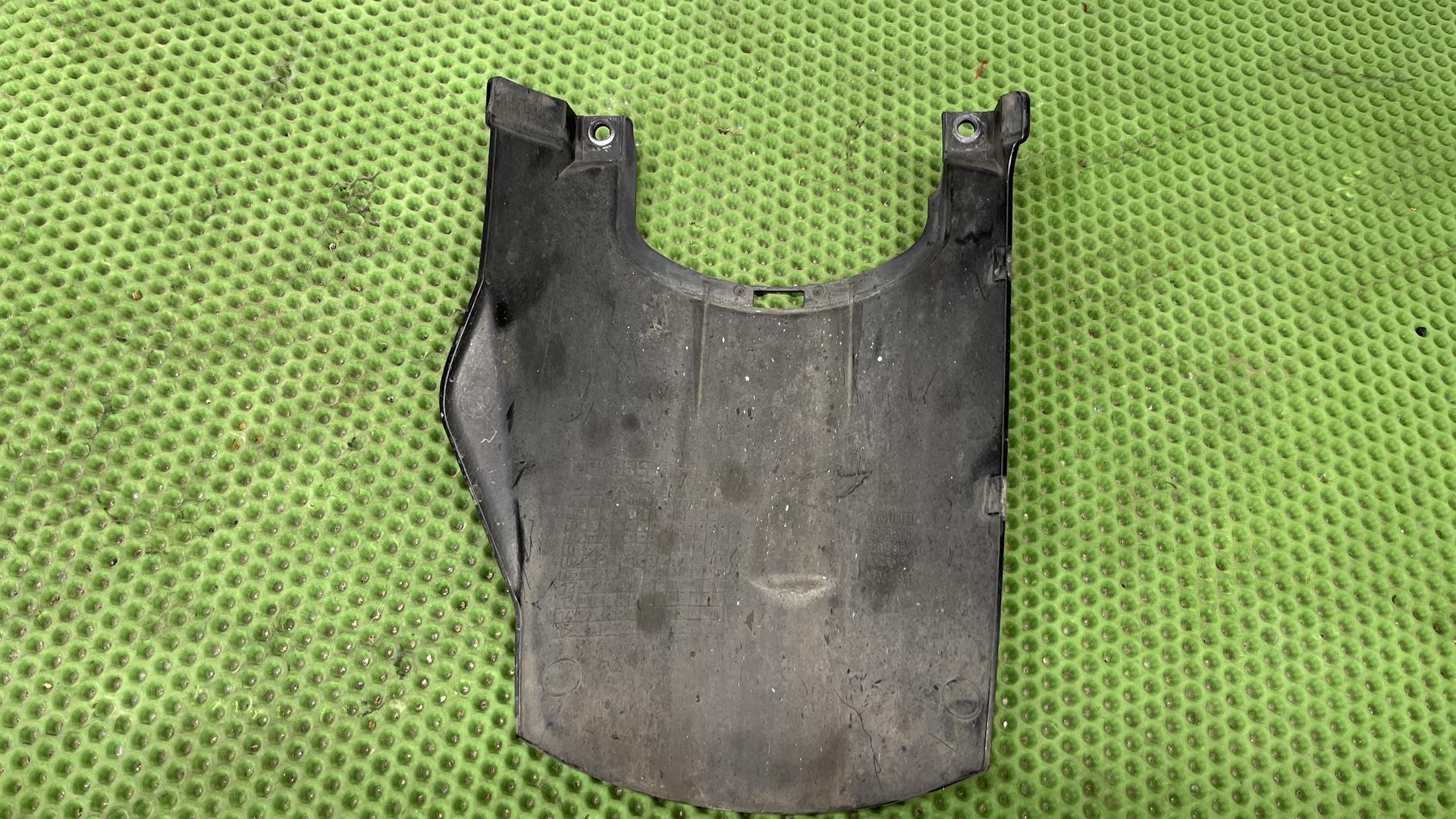 Брызговик зад колеса спереди 46627679918