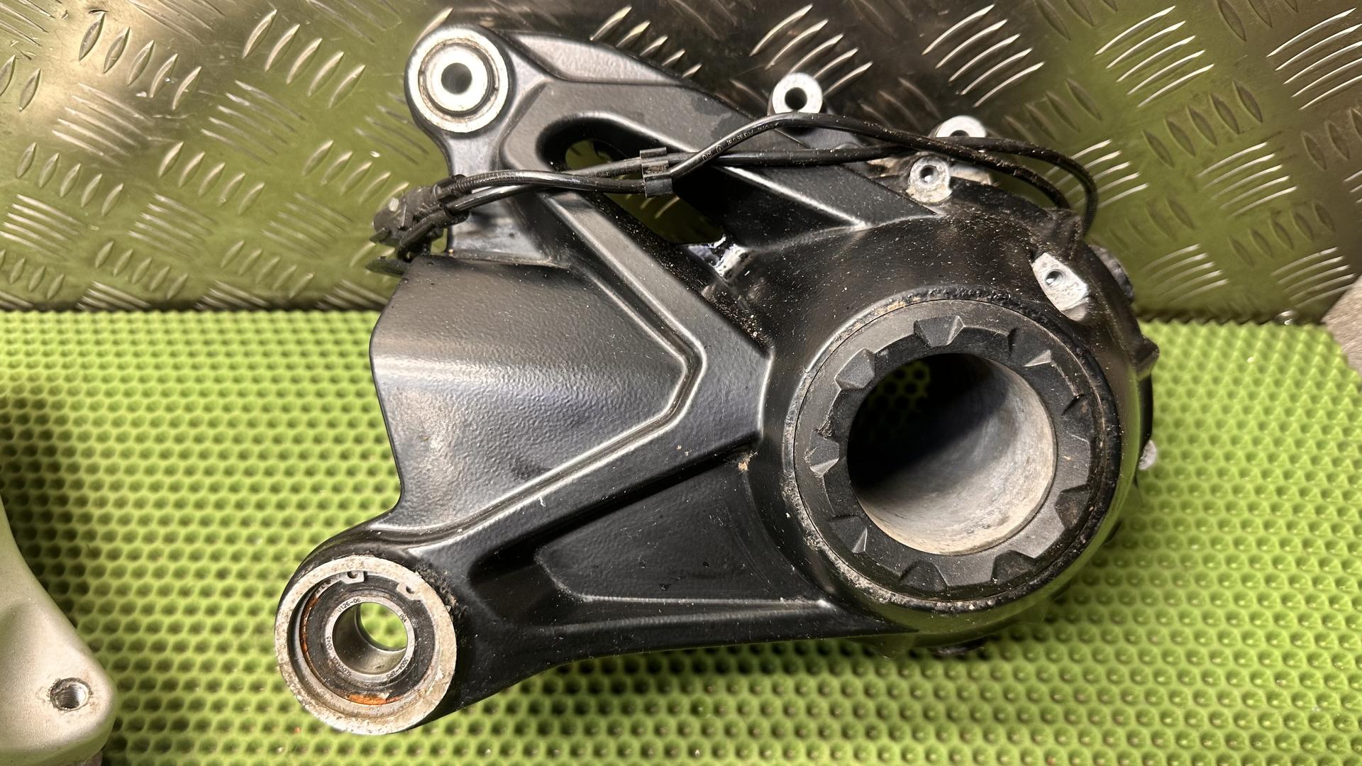 Угловой редуктор черный 33748394282