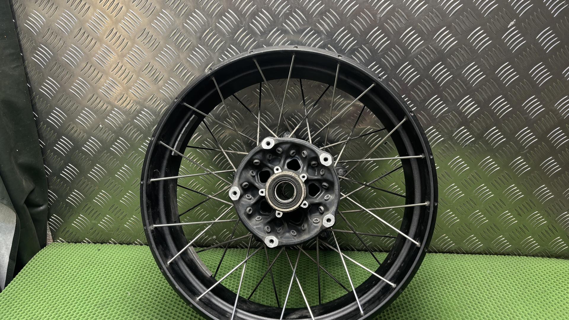 Колесо спицованное черное заднее 36318395502