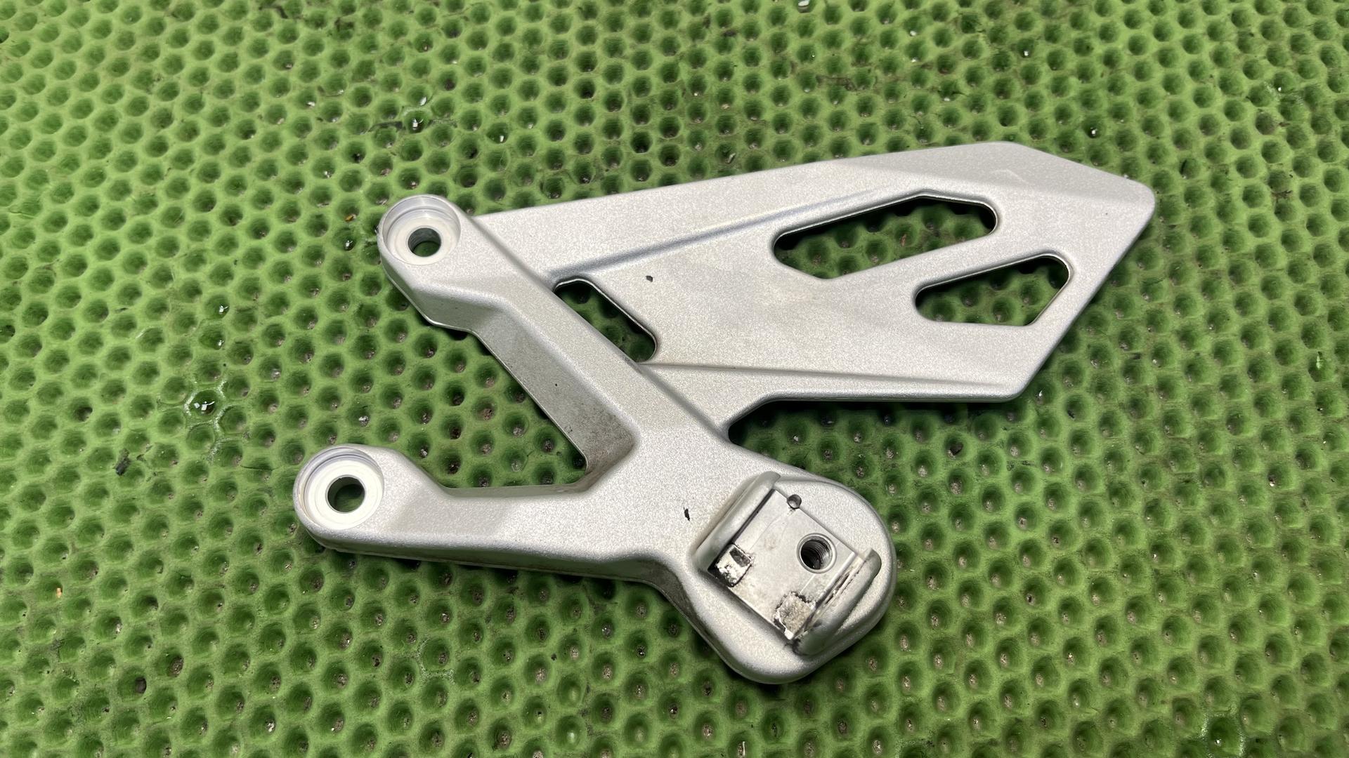 Планка упора для ног Л S1000R K47 46718542075
