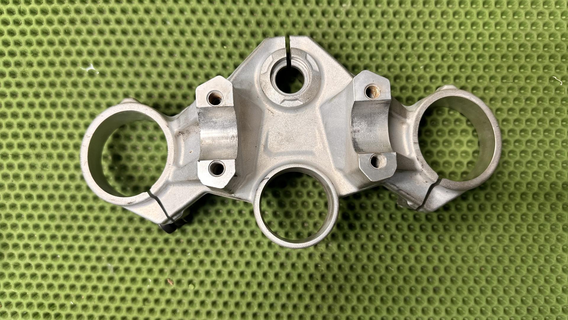 Траверса верхняя F800R рест. (с 2015 г.) 32418546421