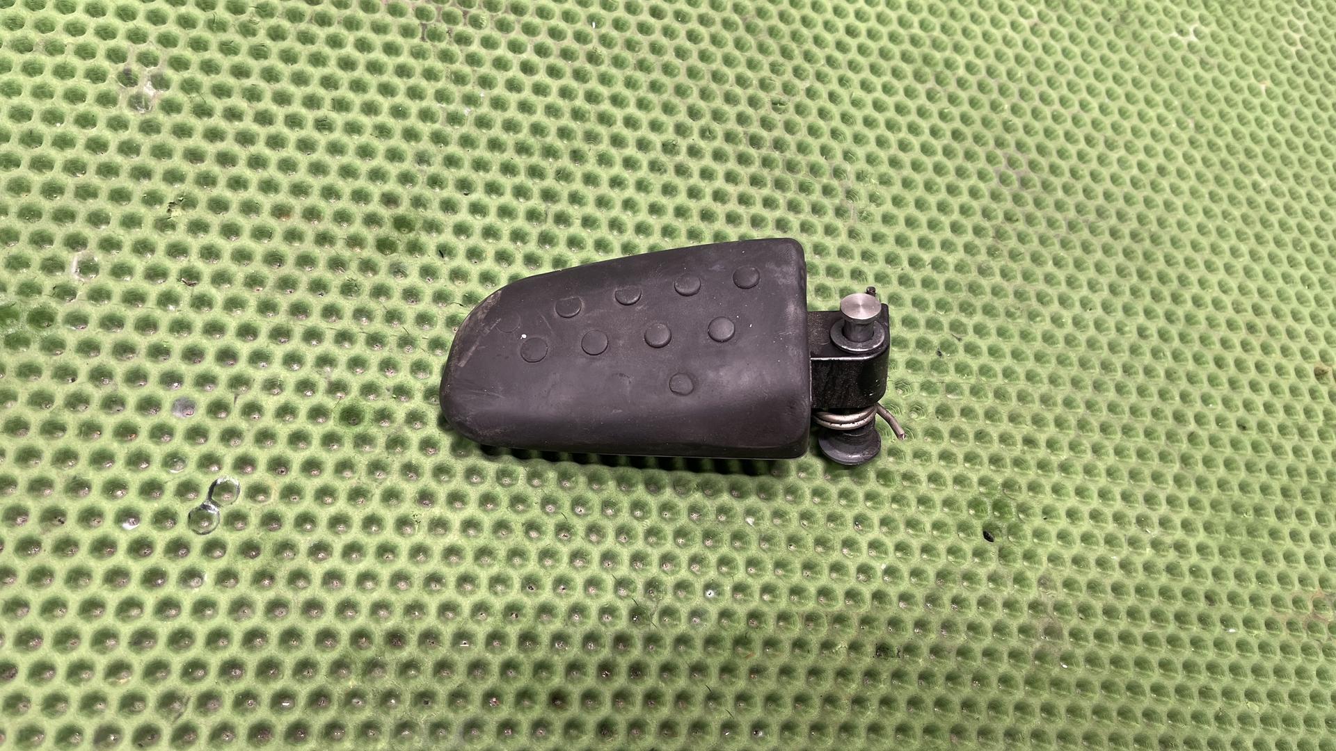 Подножка левая передняя 46718549350