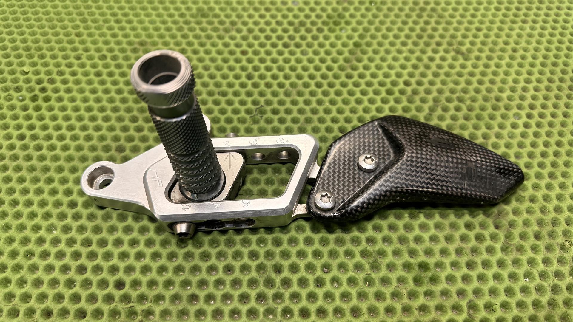 Кронштейн левой подножки водителя HP фрезер. K1300R/S 71607714633