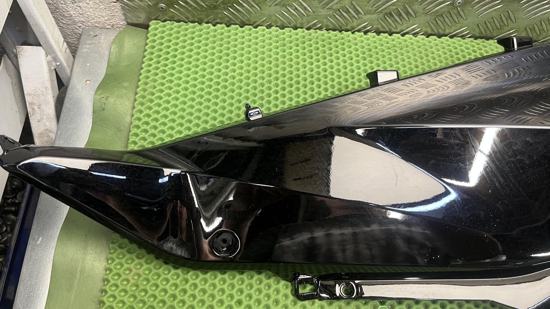 Облицовка бака правая R1300RS KA5 46635a6f0b4