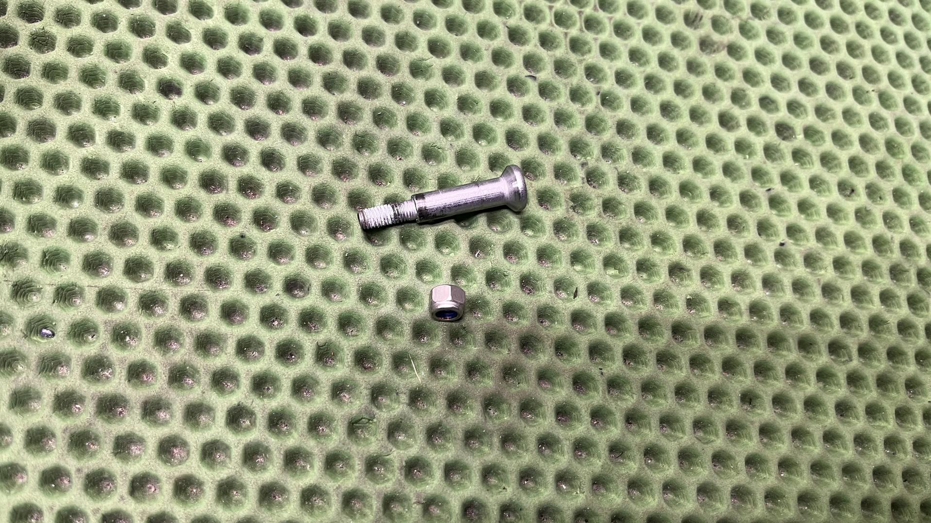 Винт крепления рычага тормоза 32728534340