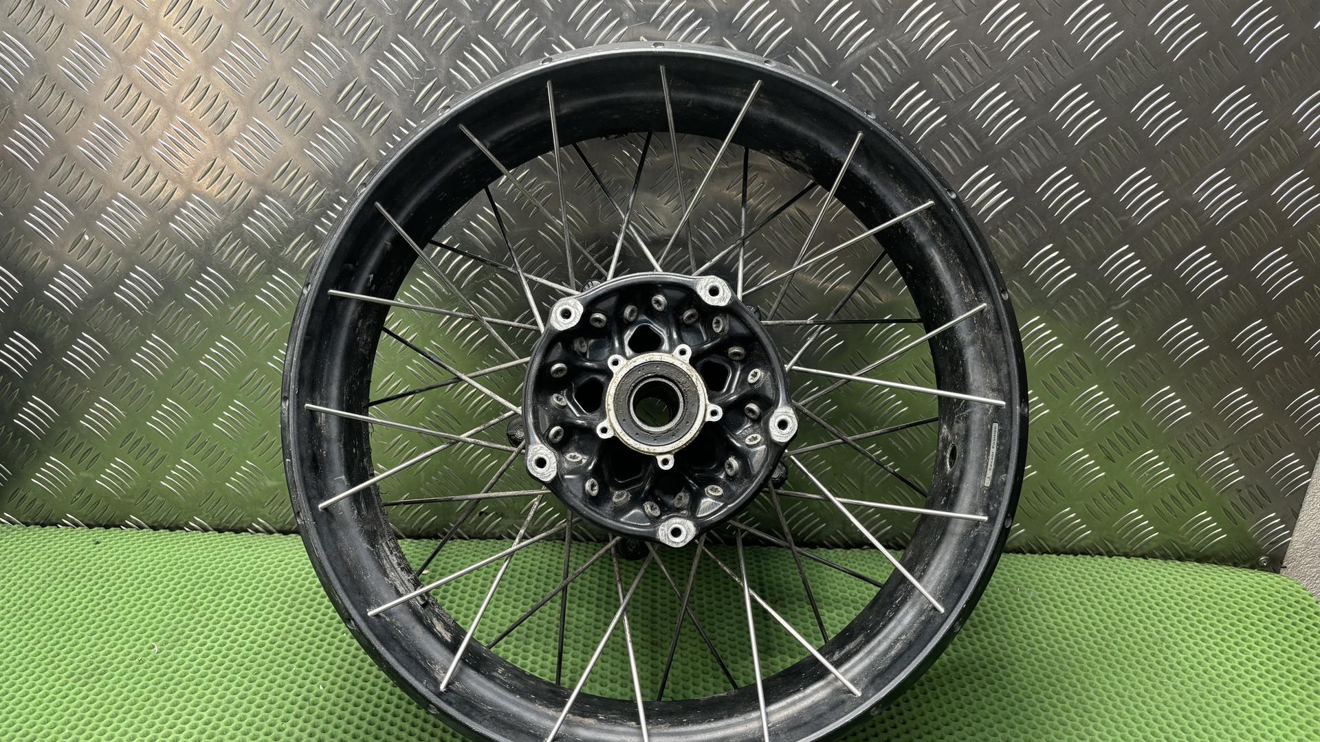 Колесо спицованное черное заднее 36318395502