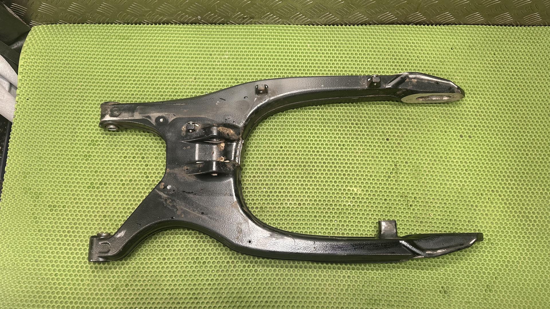 Качающийся рычаг заднего колеса Schwarz 33178549120