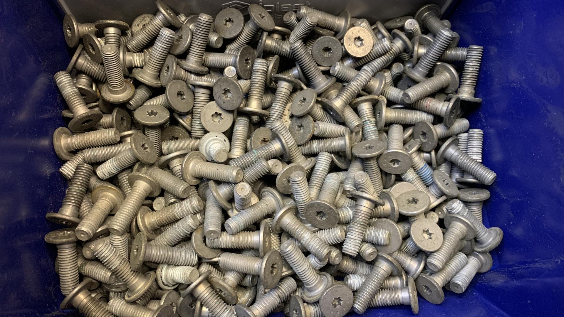 Винт с плоской головкой 34117700989