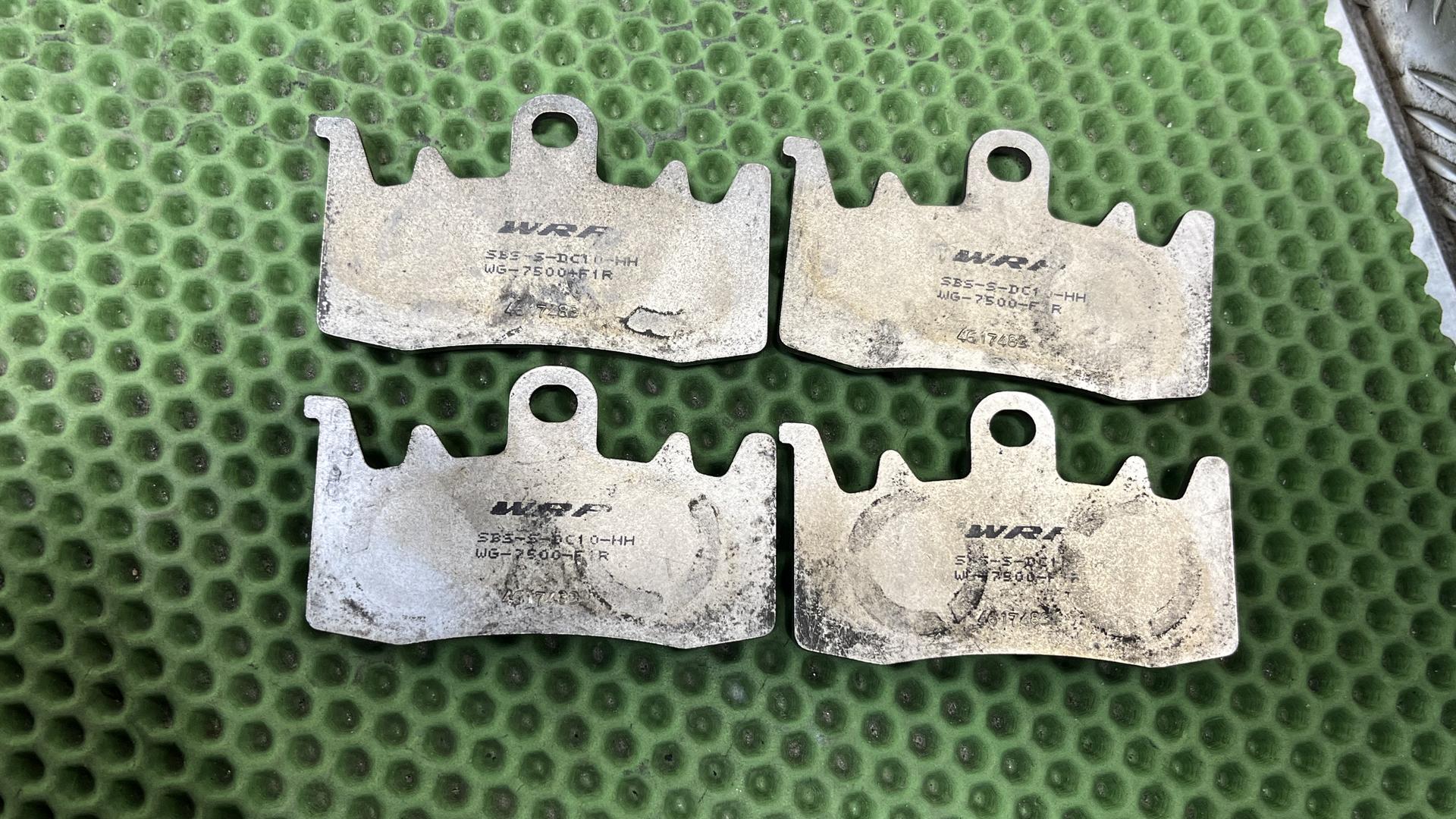 Комплект тормозных накладок впереди 34118548028