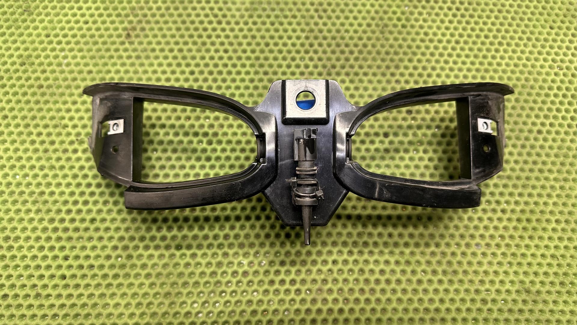 Кронштейн воздуховода масляного радиатора R1200ST K28 46637688649