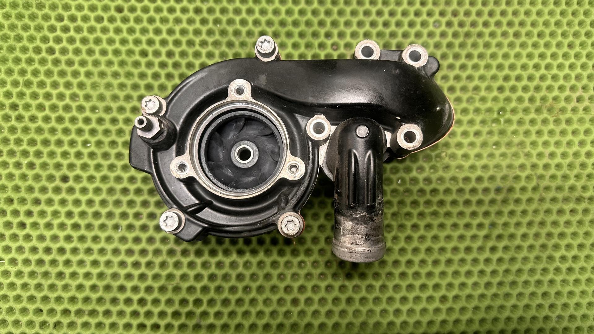 Насос охлаждающей жидкости 11517700861