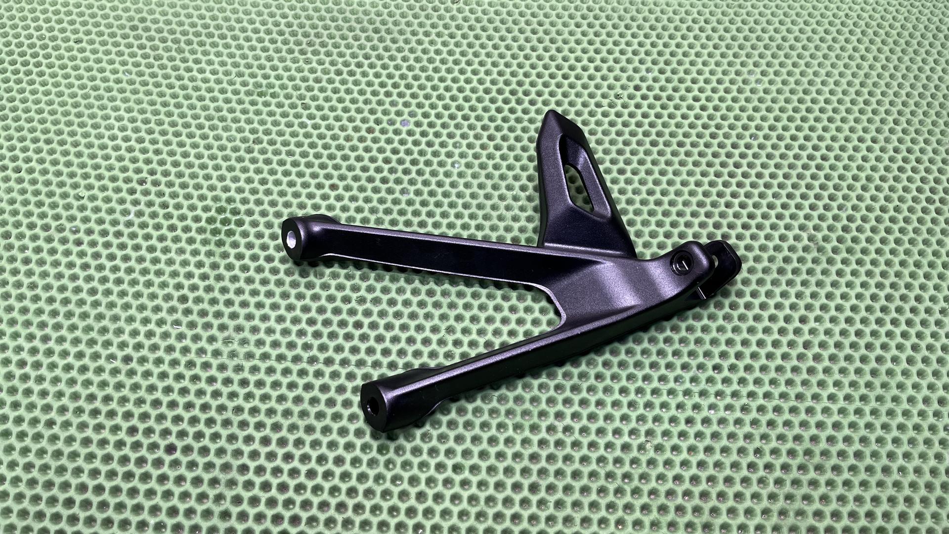 Кронштейн подножки пассажира левый R1300GS KA1 46717923217