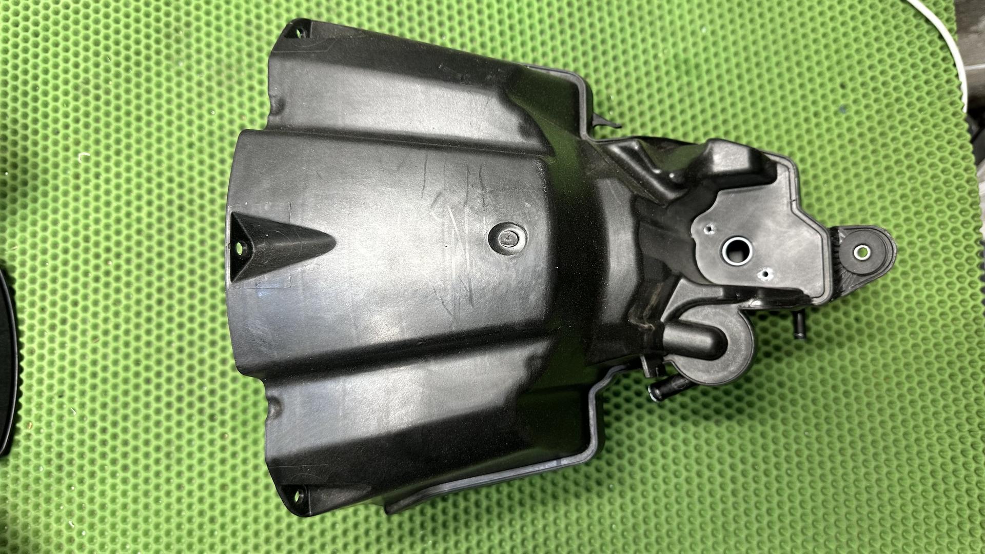 Глушитель шума всасывания воздуха 13717712315