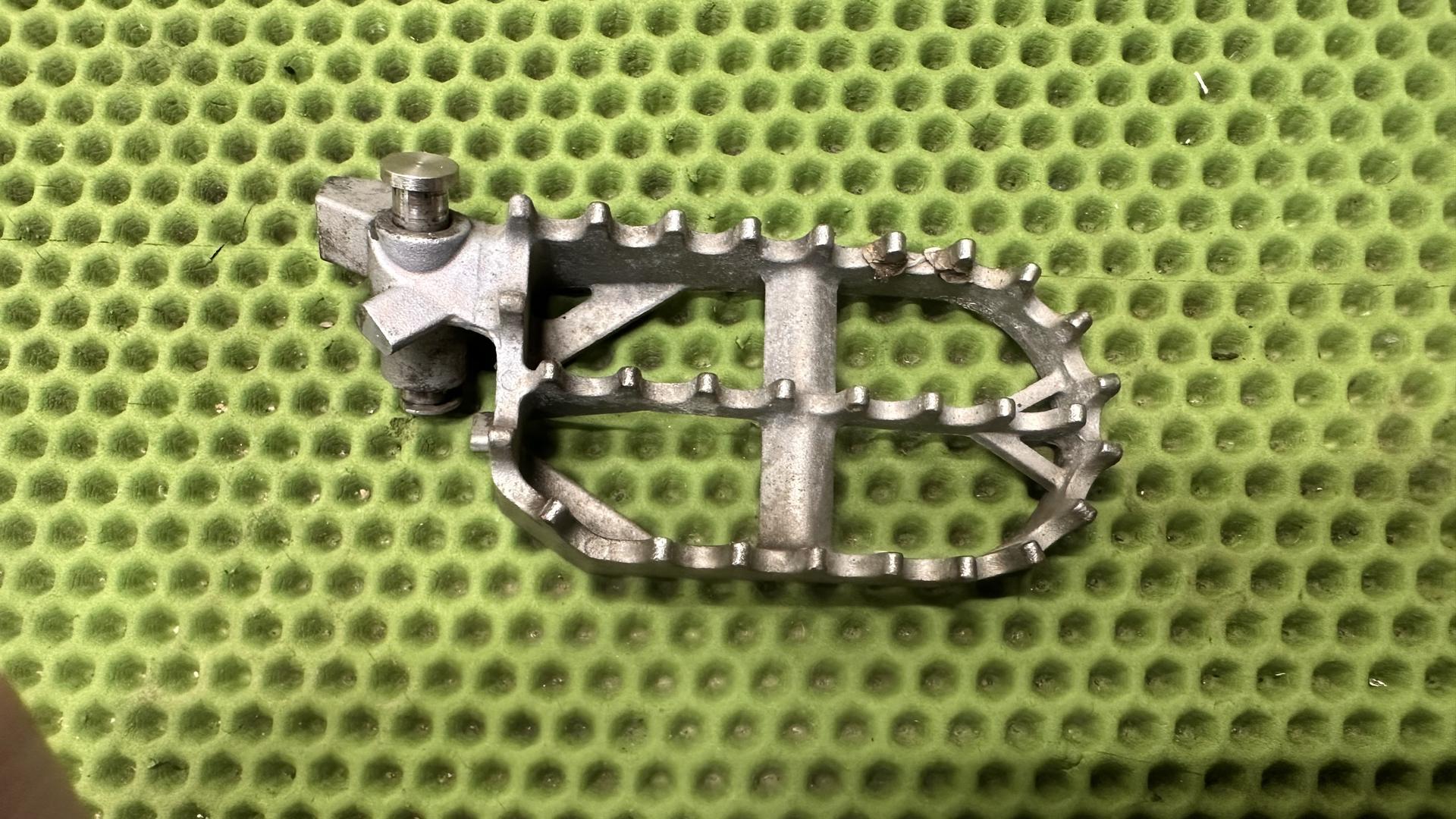 Подножка правая Enduro R1200/1250 GS/GSA K50/51 46718529844