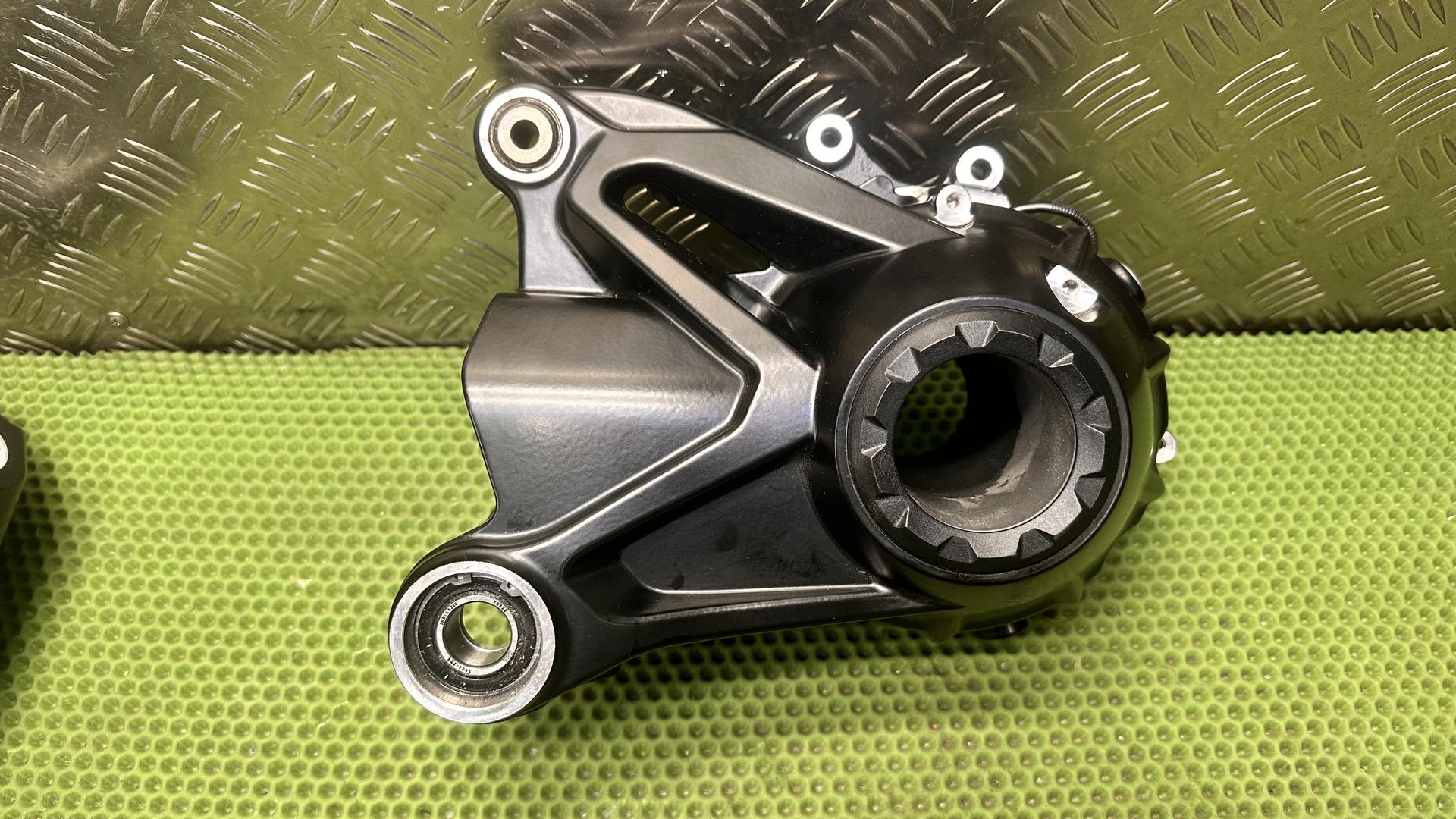 Угловой редуктор черный 33748394288