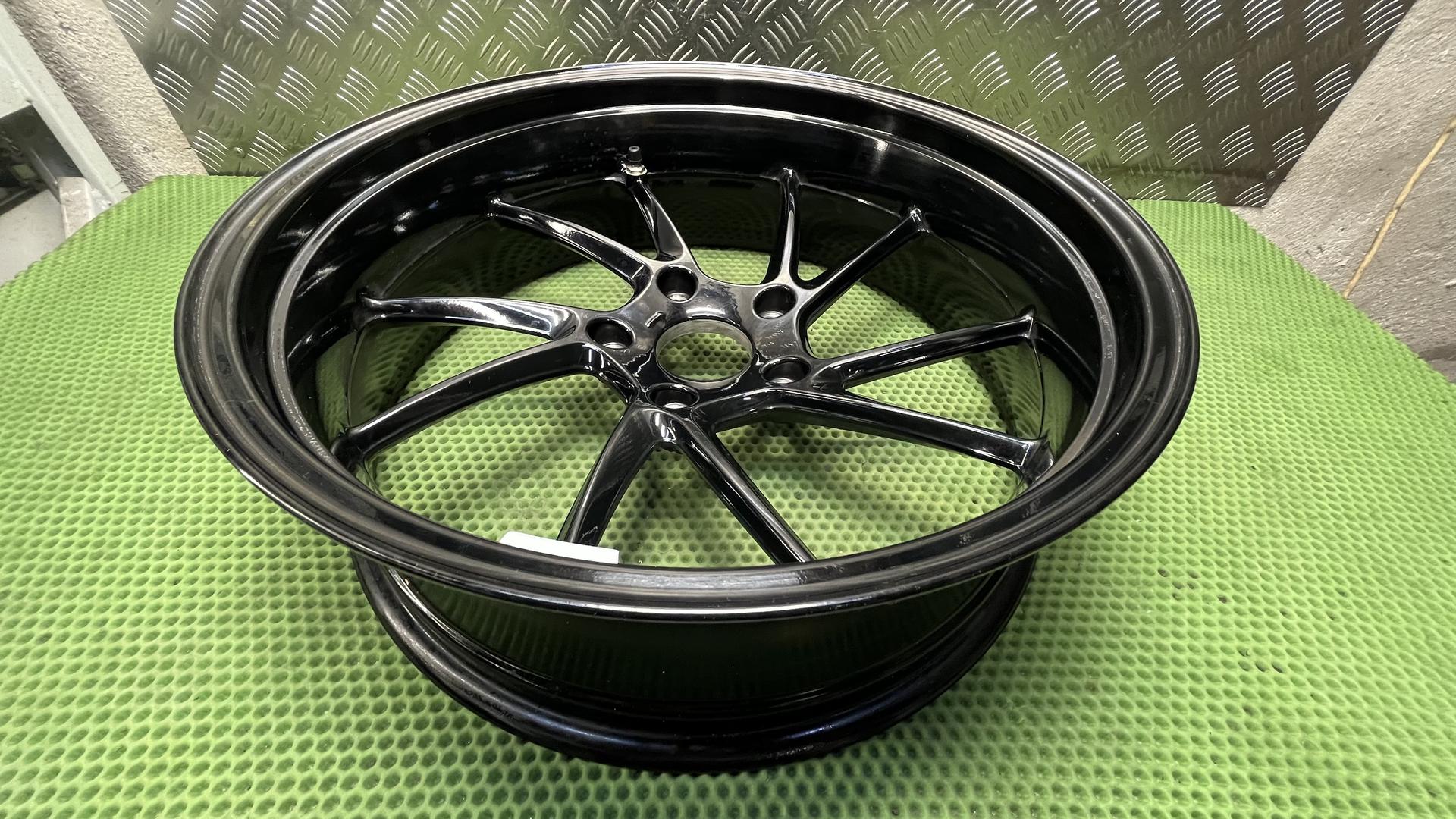 Заднее колесо черное 5.5X17 k52-54 36318409370