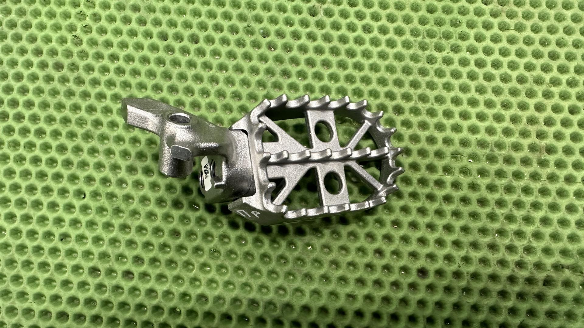 Подножка водителя правая ENDURO R1300GS KA1 46717108048