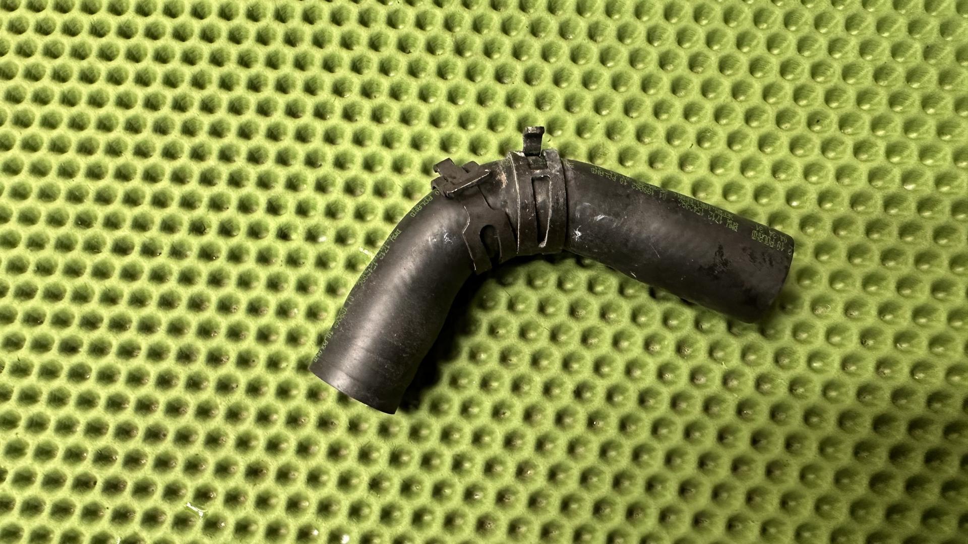 Патрубок левый R1300GS/GSA/RT 17121542096