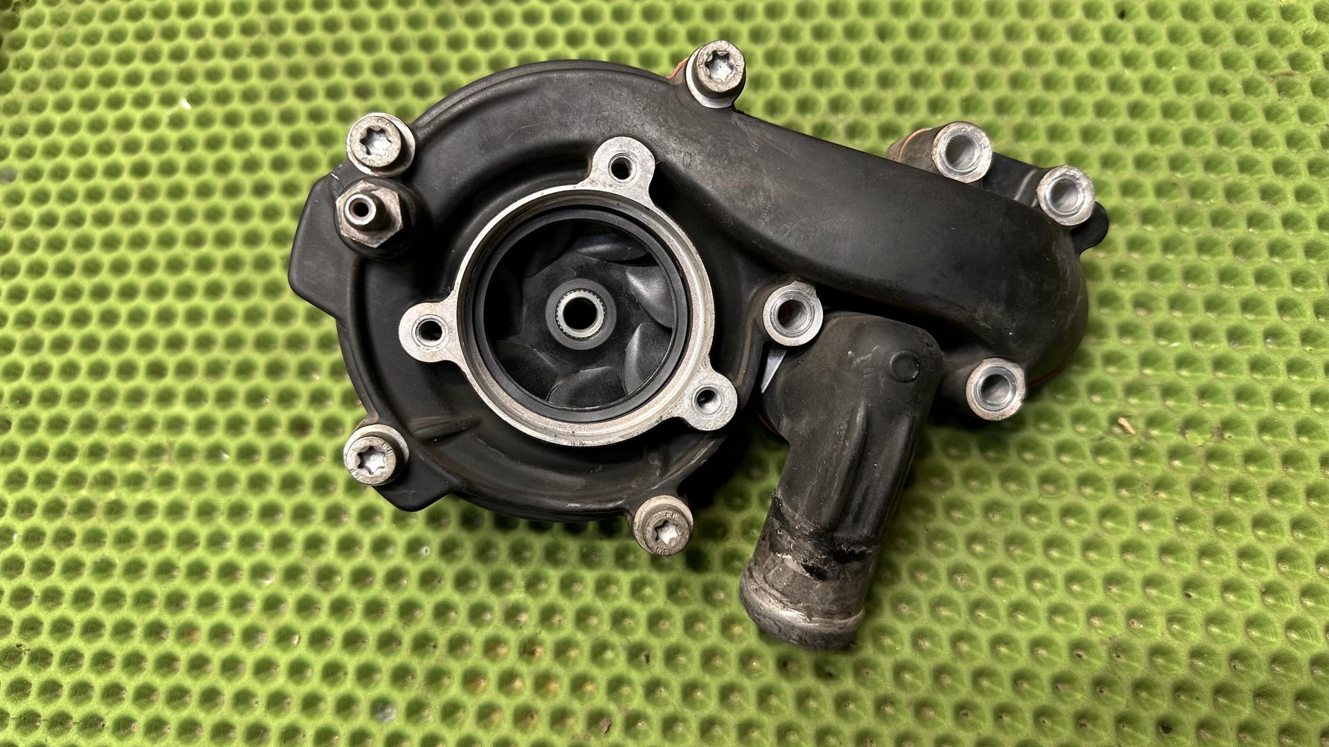 Насос охлаждающей жидкости 11517700861