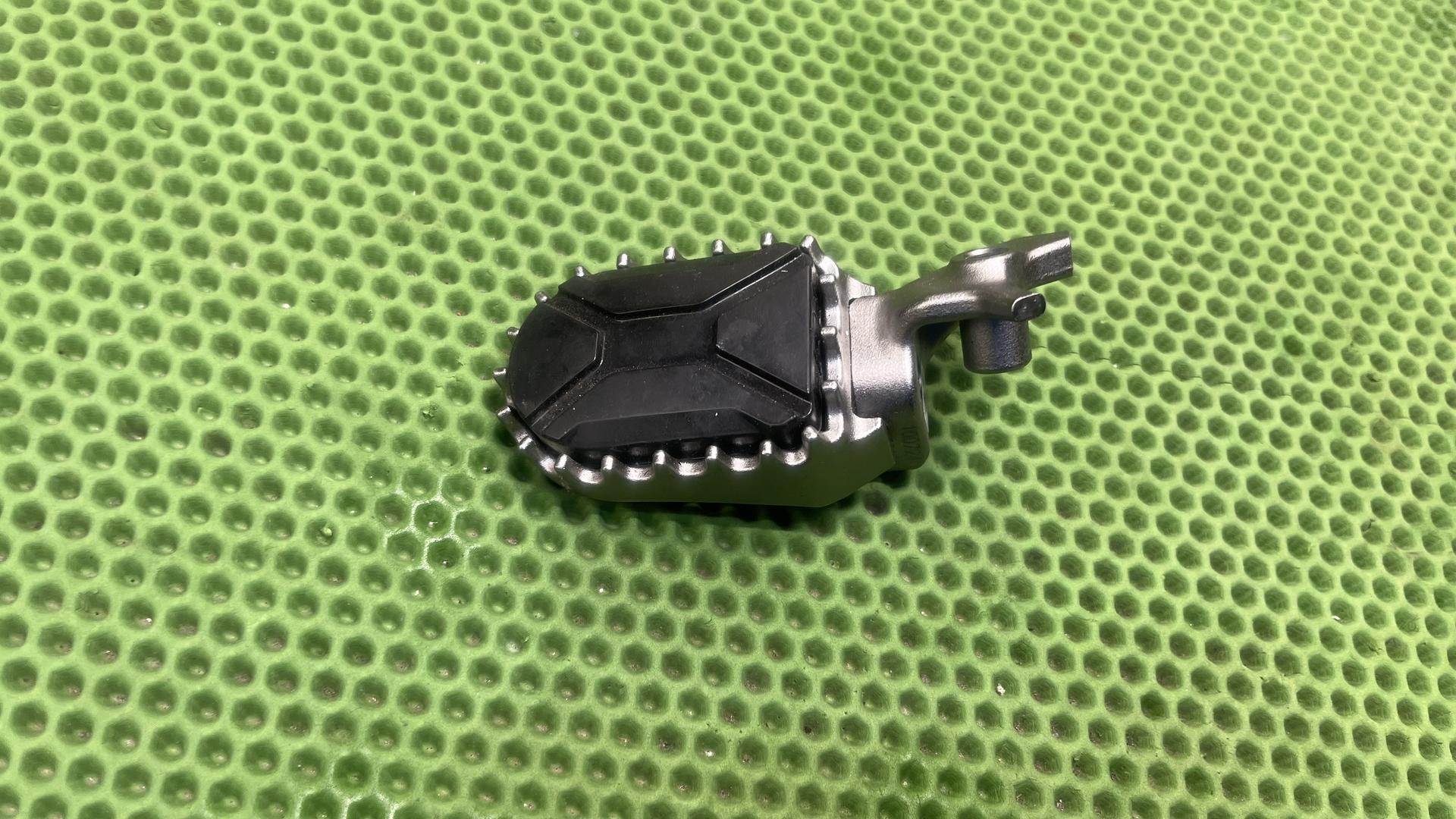 Подножка водителя левая ENDURO R1300GS KA1 46717108047