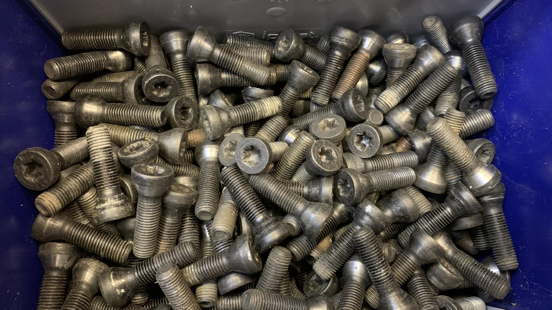 Колесный болт 36317673903