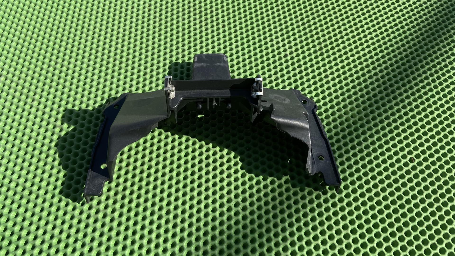 Крепежный мостик заднего сиденья 46638528628