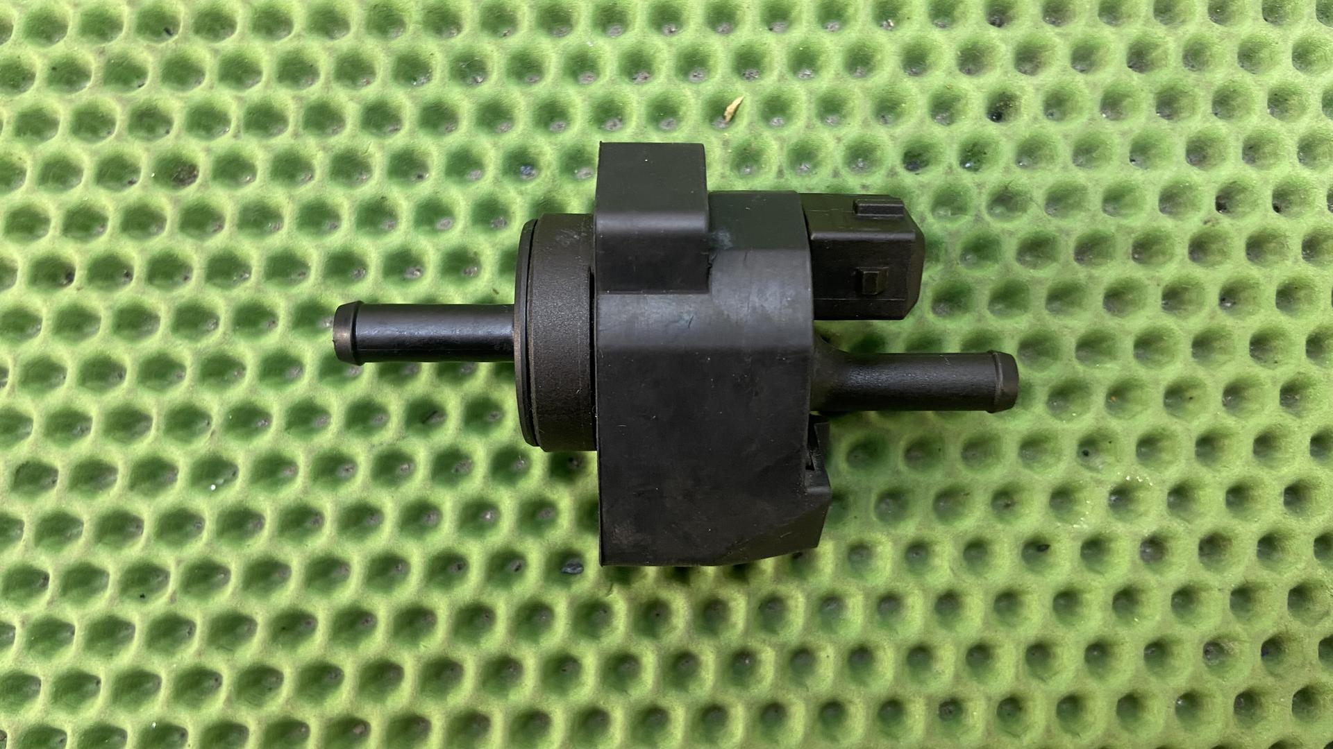 Клапан вентиляции топливного бака 16138567224