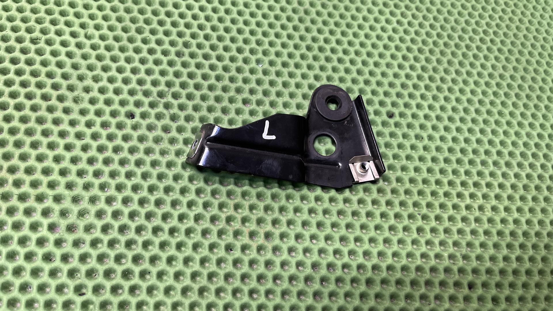 Кронштейн бокового пласика K25 рест левый 46637716273