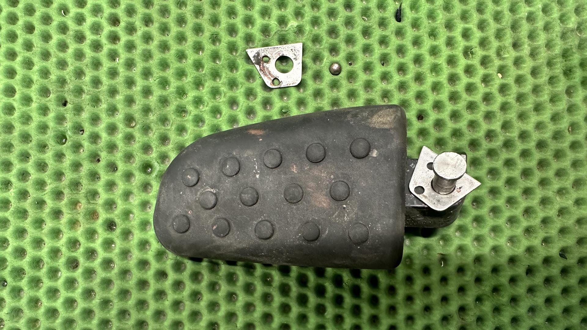 Подножка пассажира левая задняя K1600GTL (11-16) 46718549352