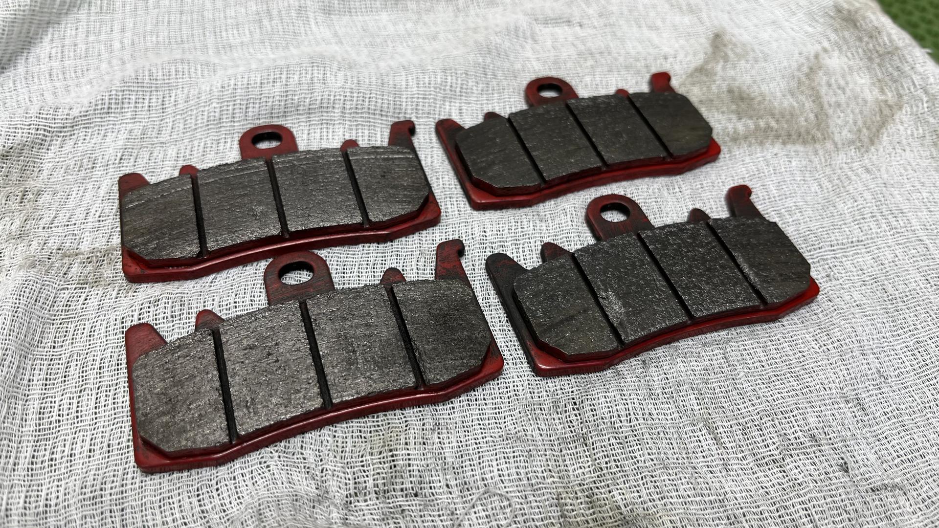 Комплект тормозных накладок впереди 34118548028