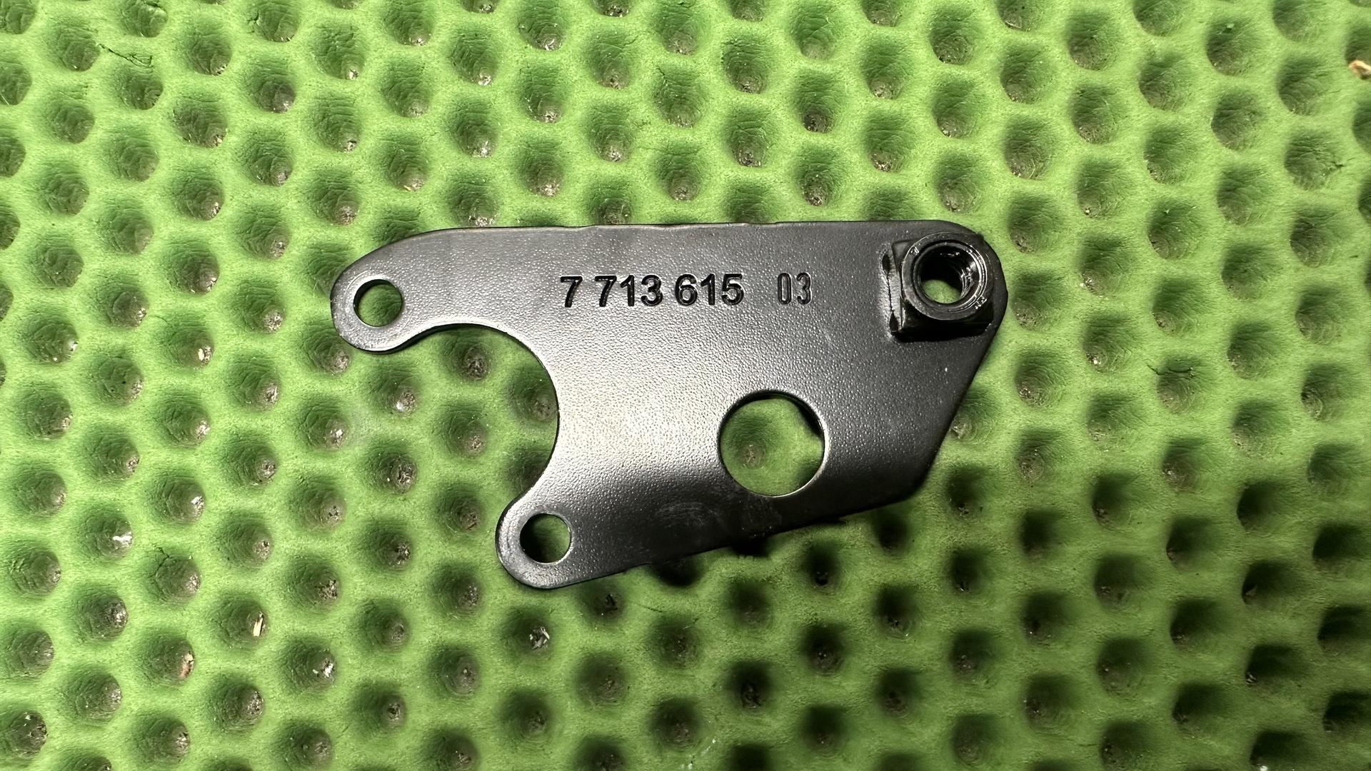 Кронштейна датчика дорожного просвета K1600 63127713615