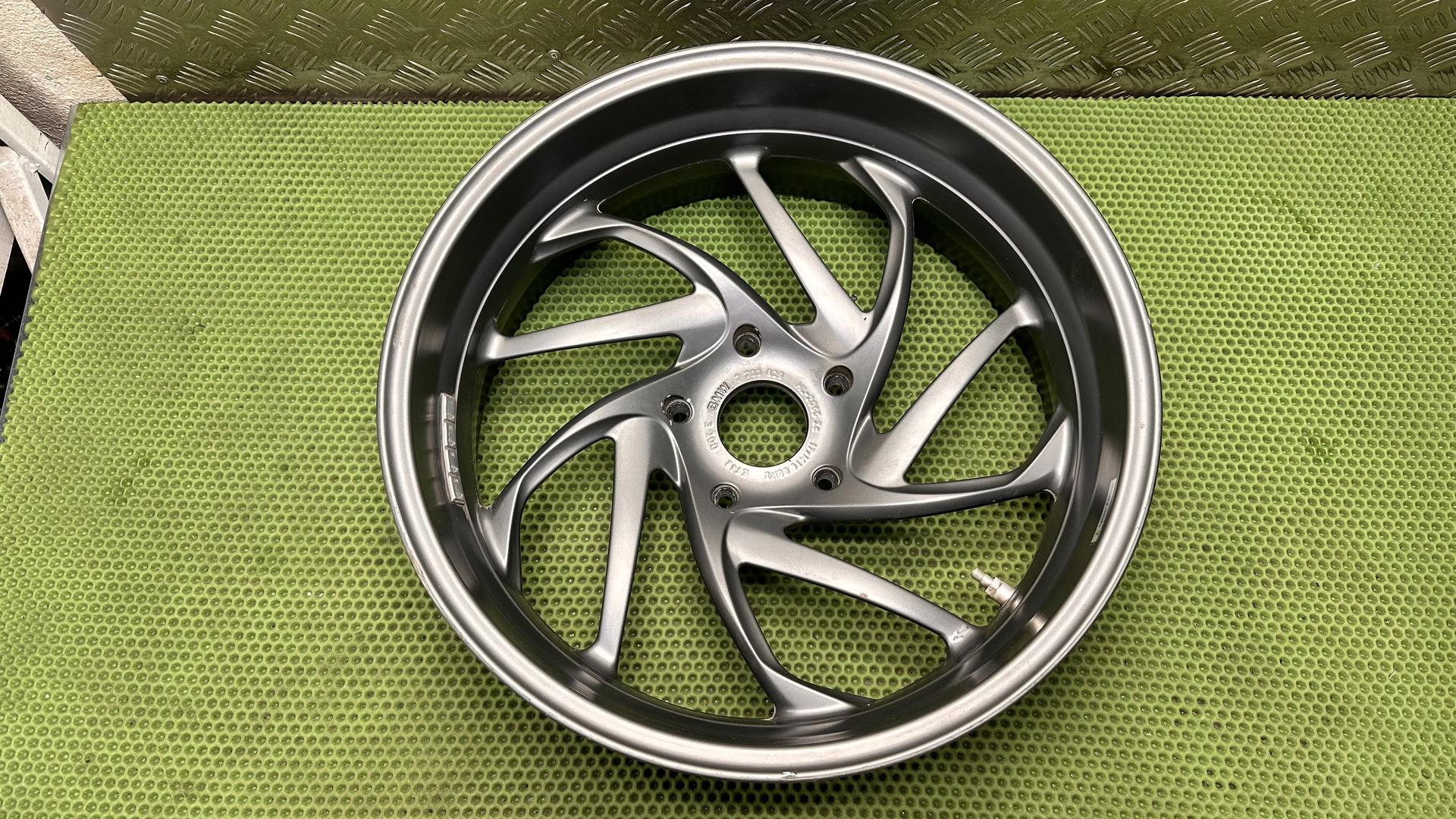 Заднее колесо черное 6,00X17 K1300R/S 36317703829