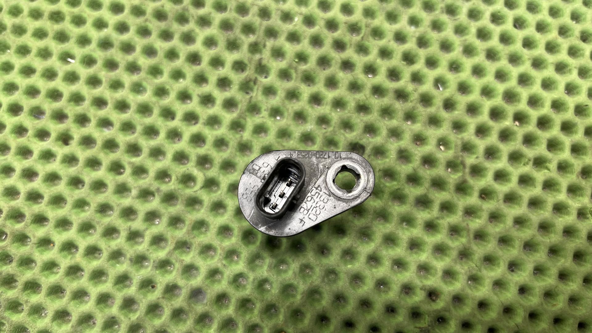 Датчик положения распредвала 13627633958