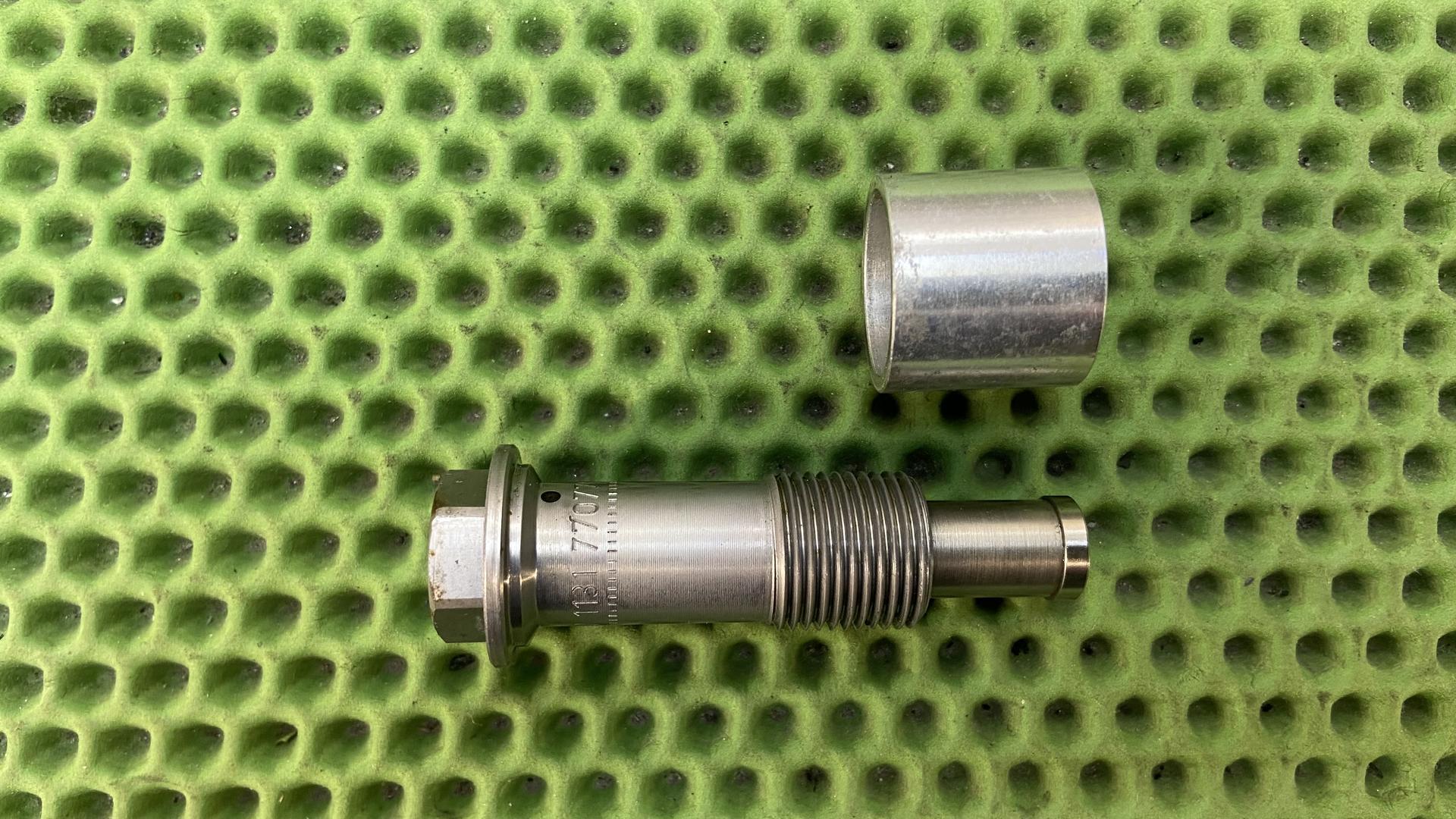 Натяжитель цепи правый 11317707798