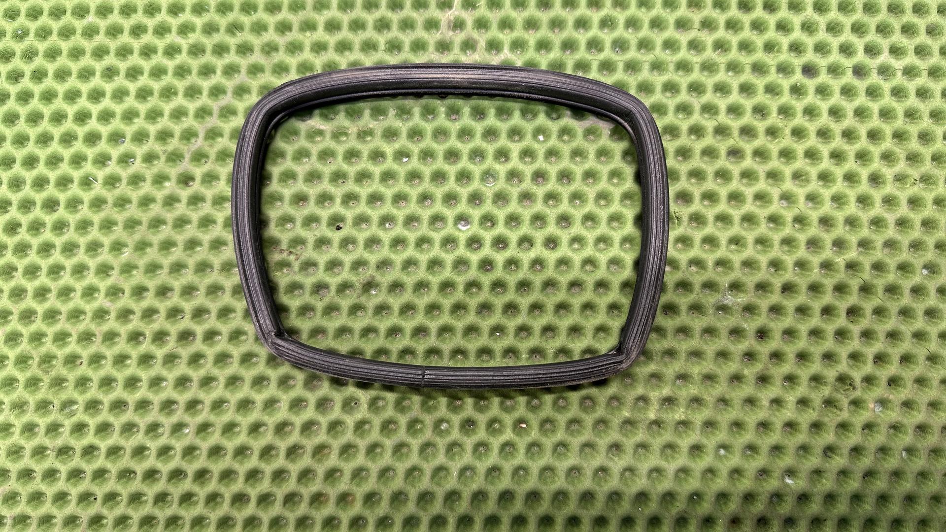 Уплотнитель вещевого ящика (бардачка) R1200/1250 GSA K51 46638550895